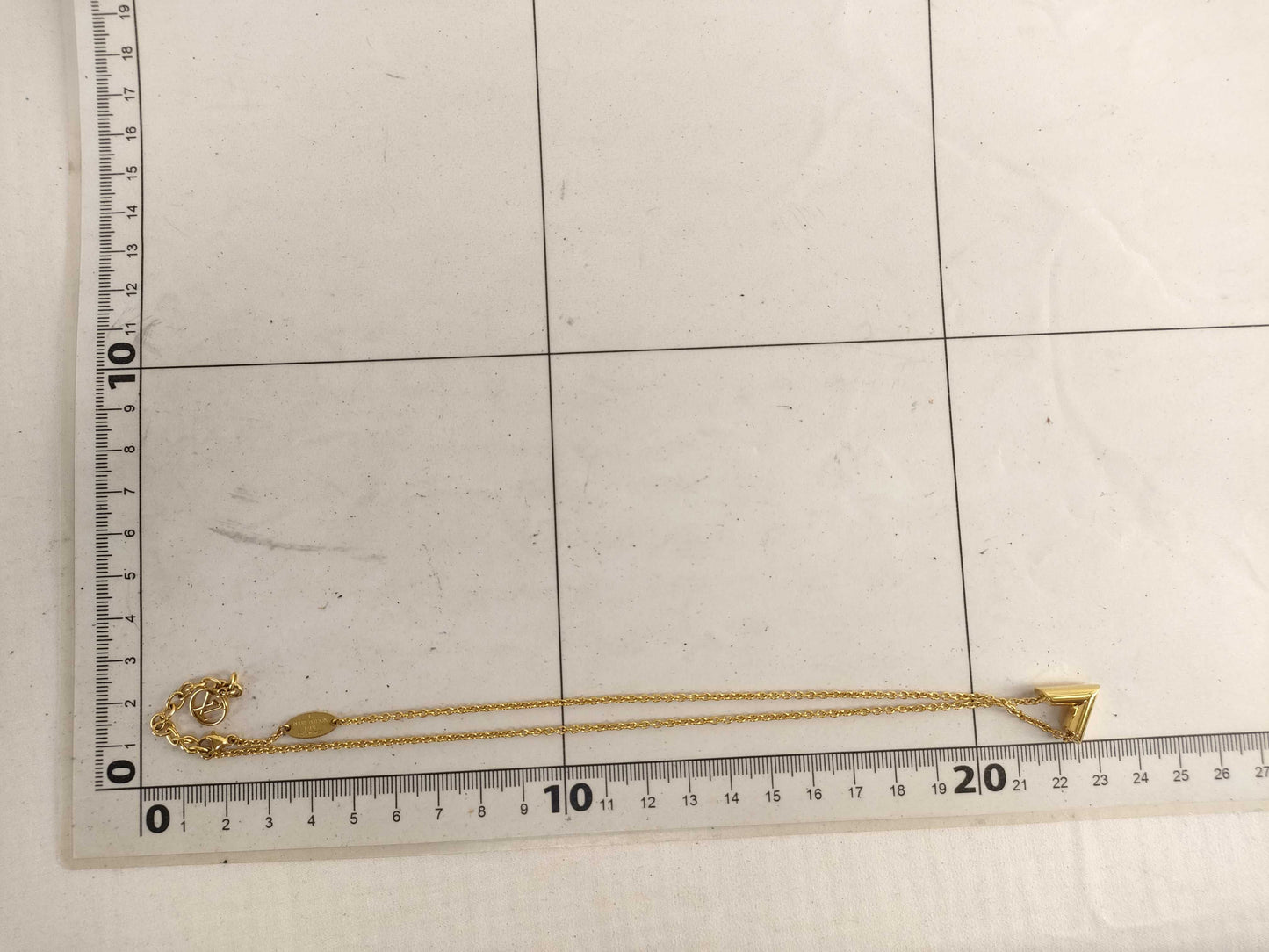 LOUIS VUITTON Essential V Necklace