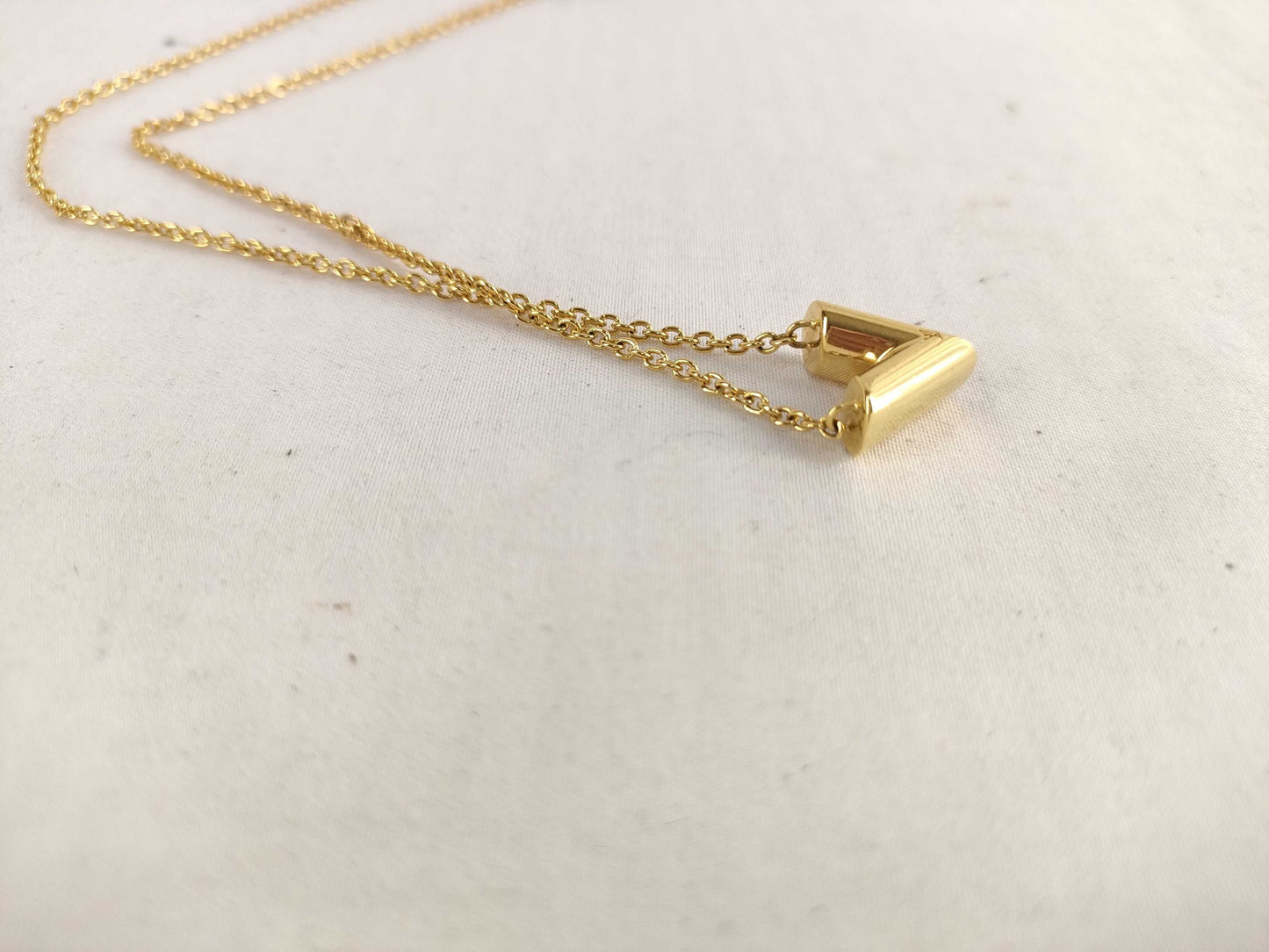 LOUIS VUITTON Essential V Necklace