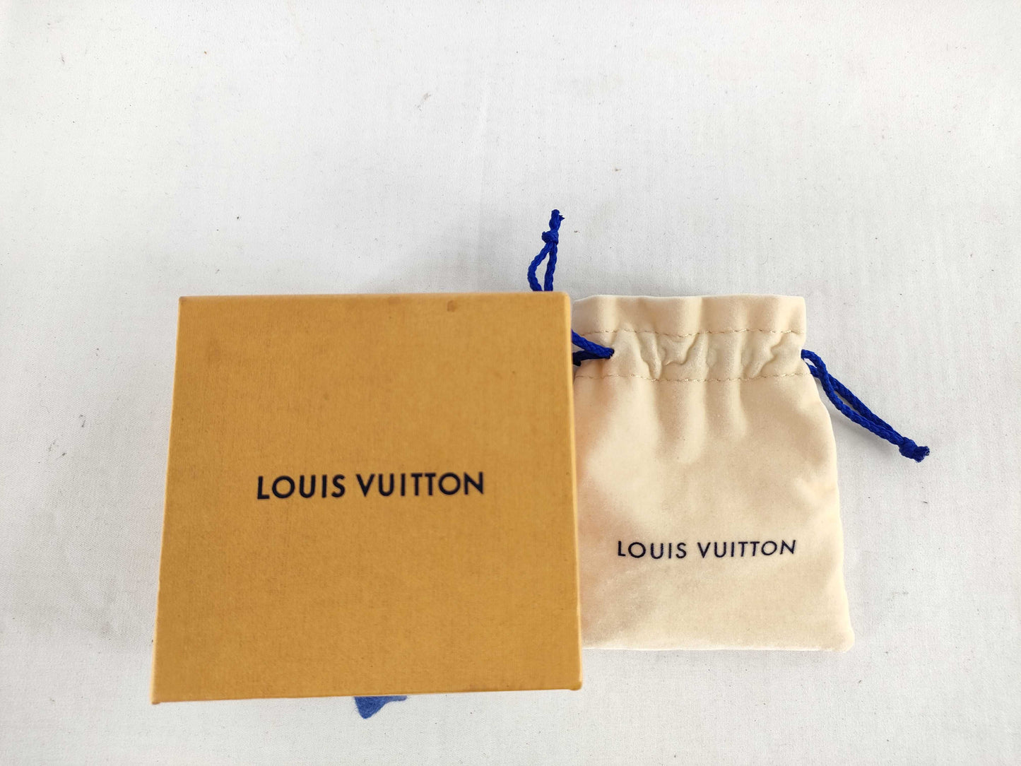 LOUIS VUITTON Essential V Necklace