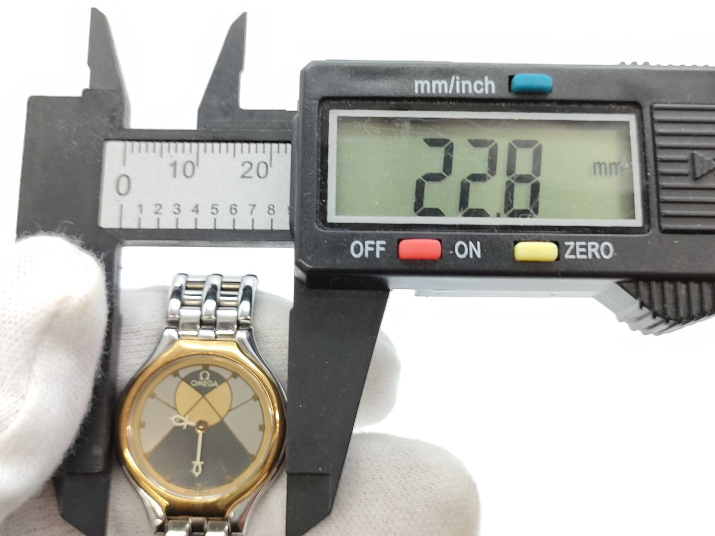 OMEGA Devil Symbol Quartz Unmoving Women's Watch
