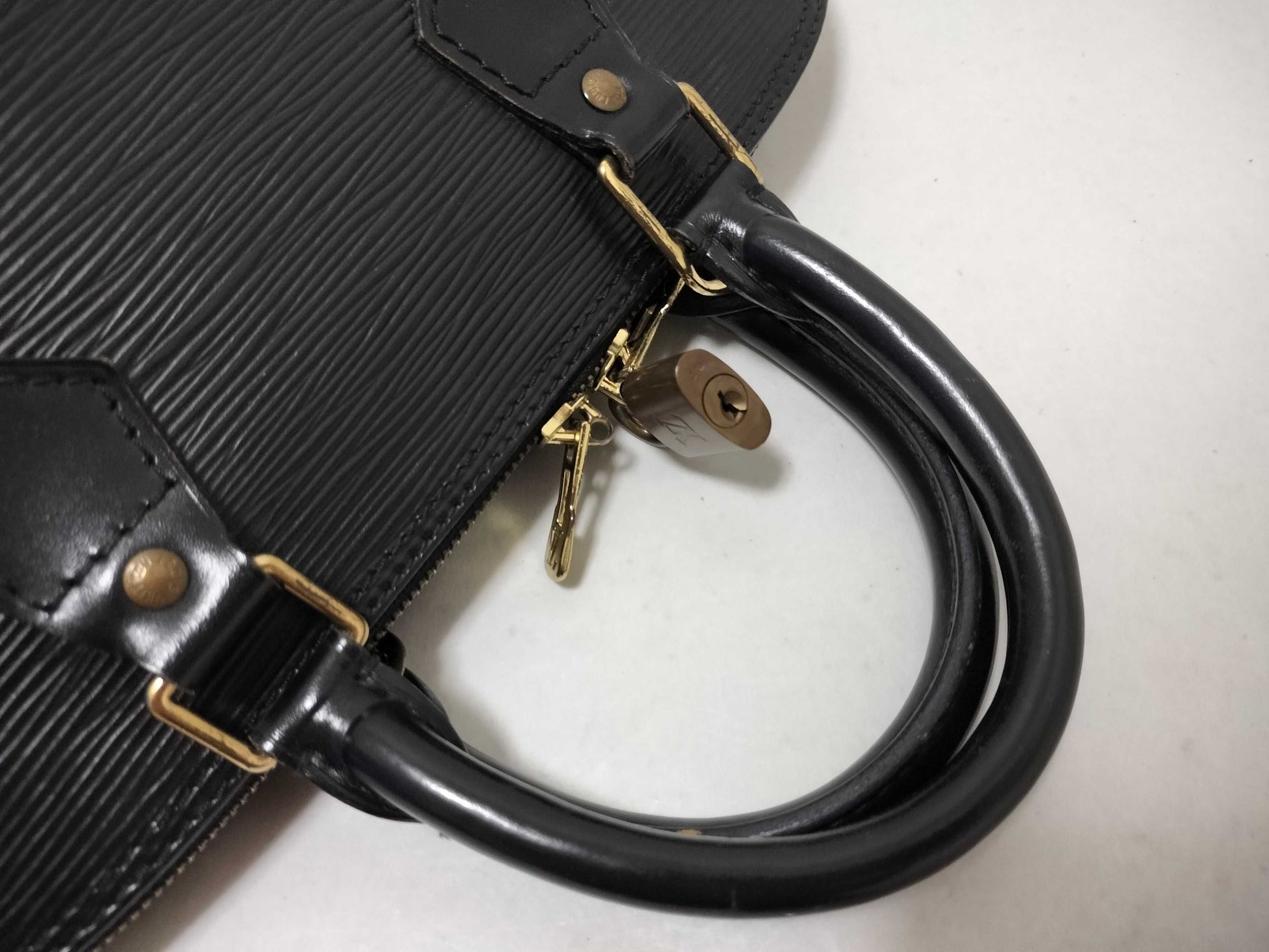 LOUIS VUITTON Vuitton Epi Alma M40302 AR0996 Black Handbag