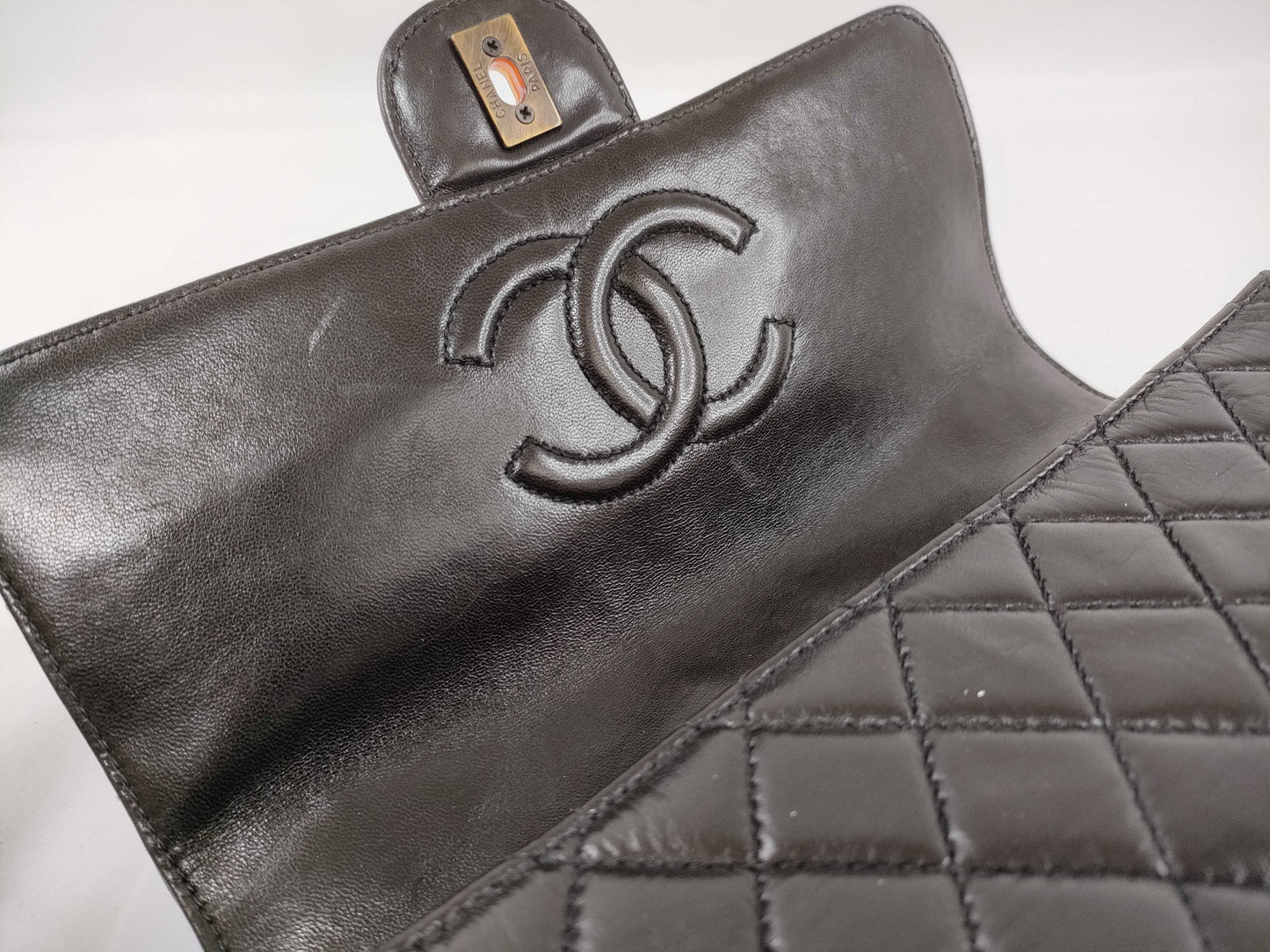 CHANEL Lambskin Tortoiseshell Plastic Chain Shoulder Bag in Black