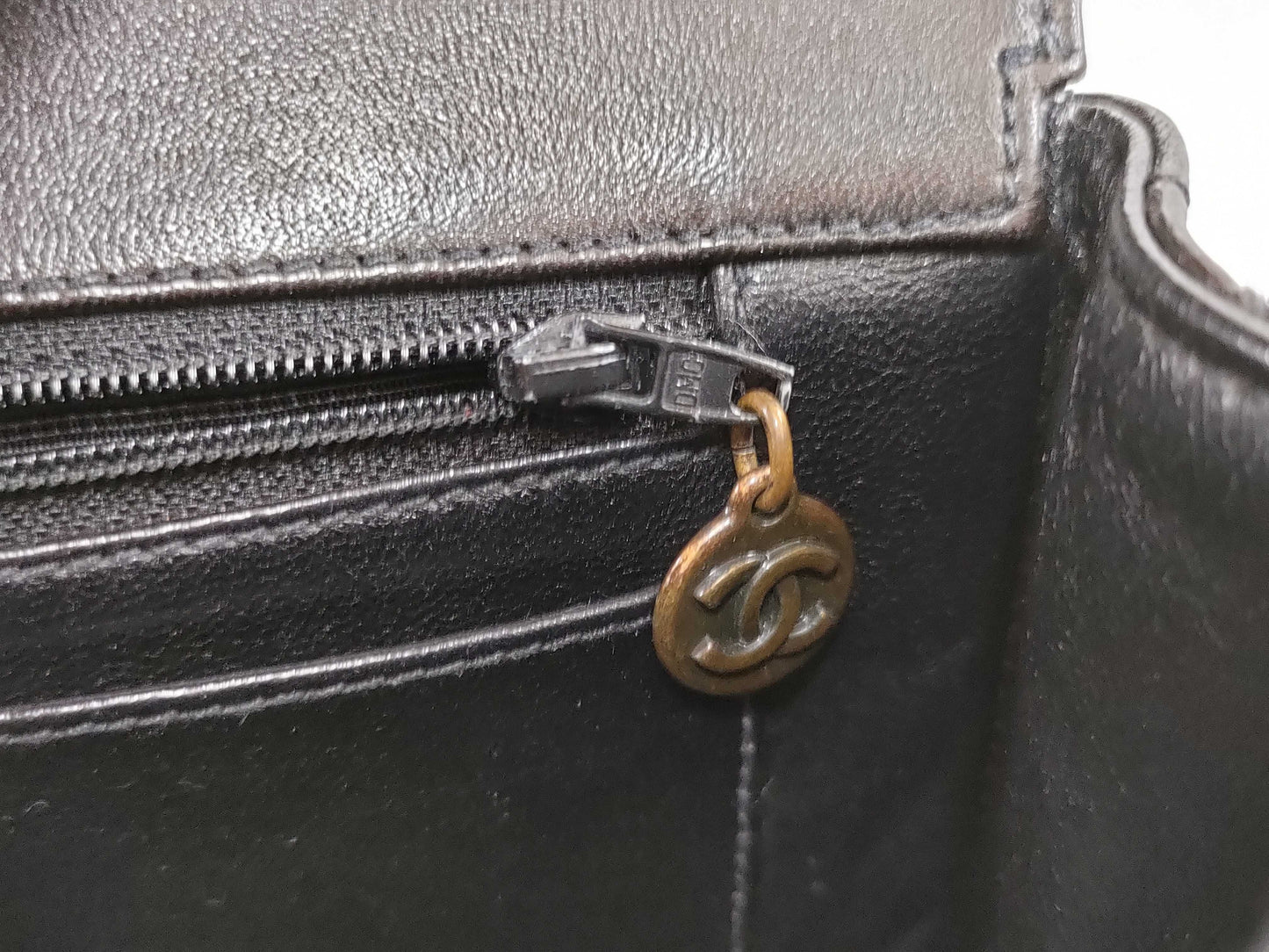 CHANEL Lambskin Tortoiseshell Plastic Chain Shoulder Bag in Black