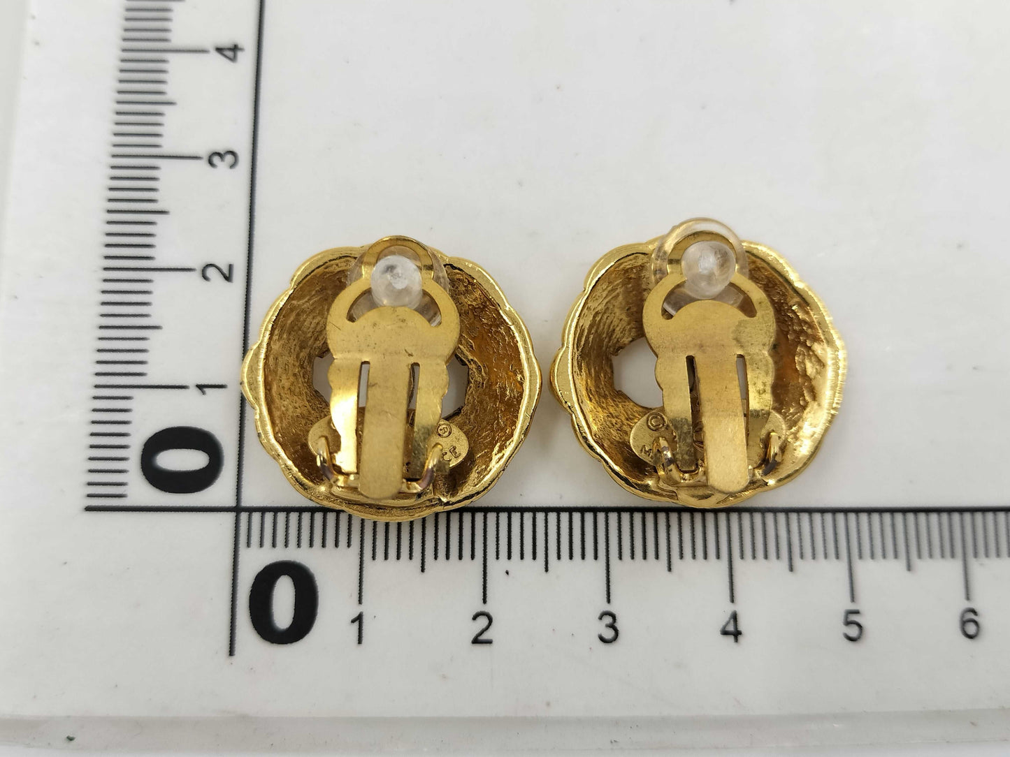 CHANEL Chanel engraved 23 earrings