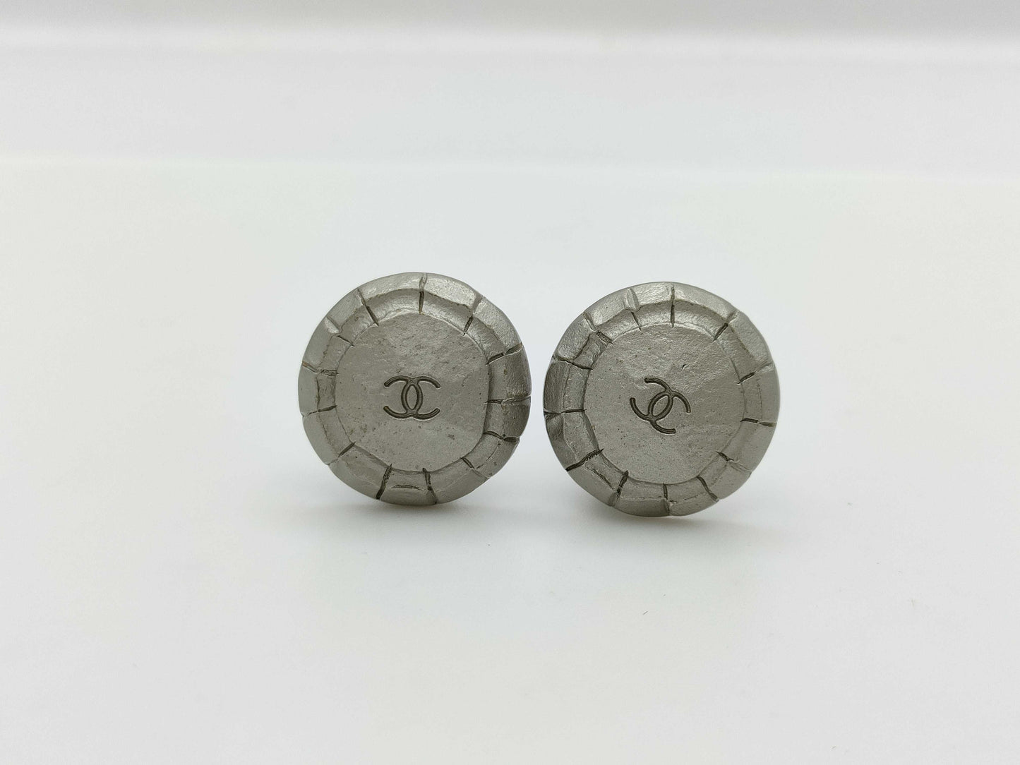 CHANEL Chanel engraved 99A earrings
