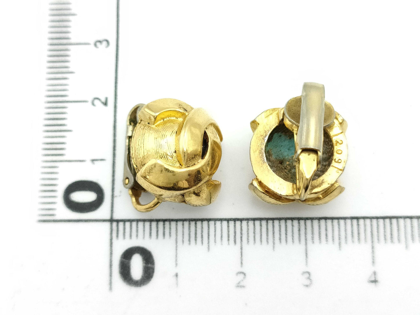 CHANEL Chanel engraved 209 earrings