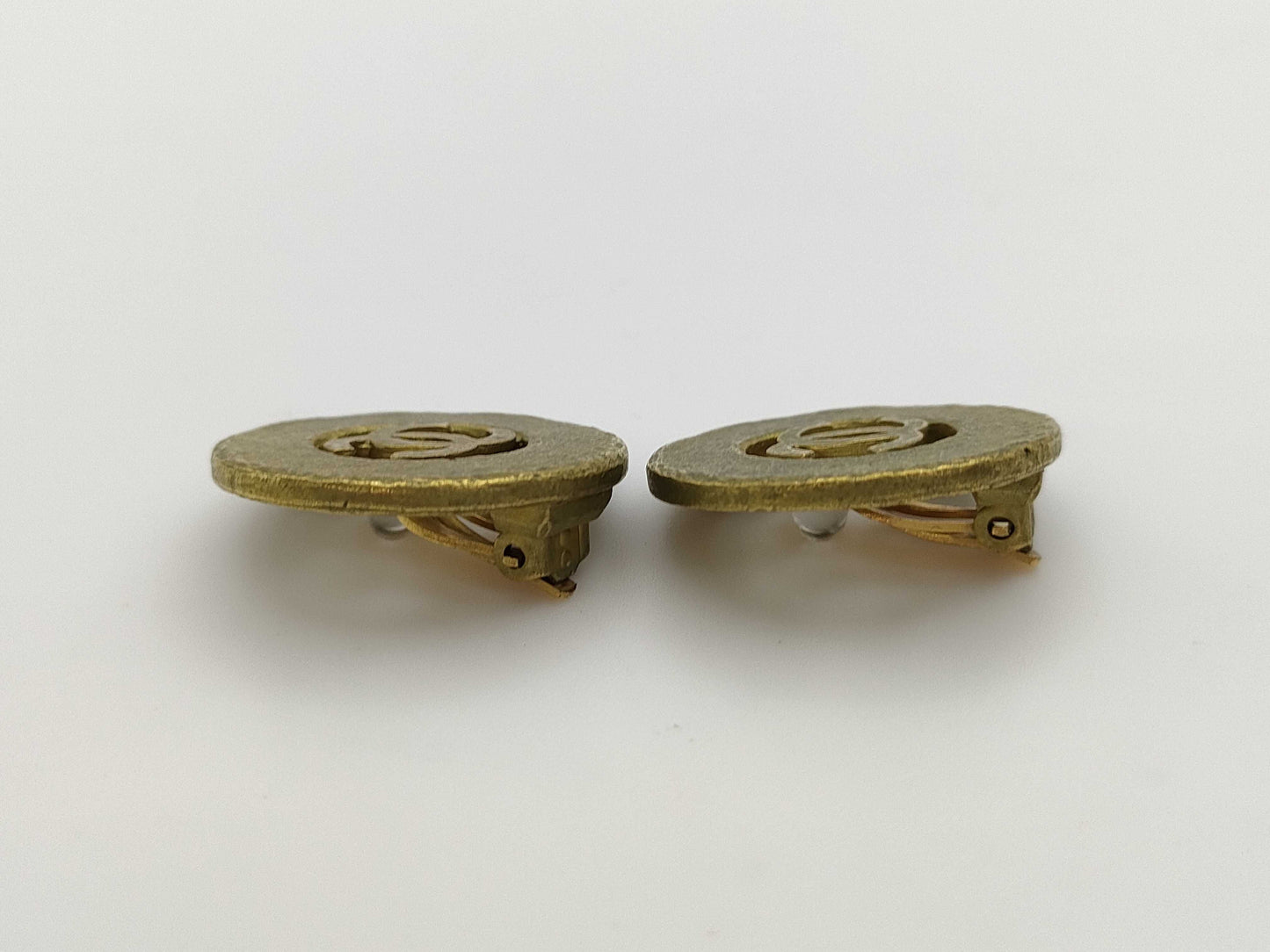 CHANEL Chanel engraved 94P earrings