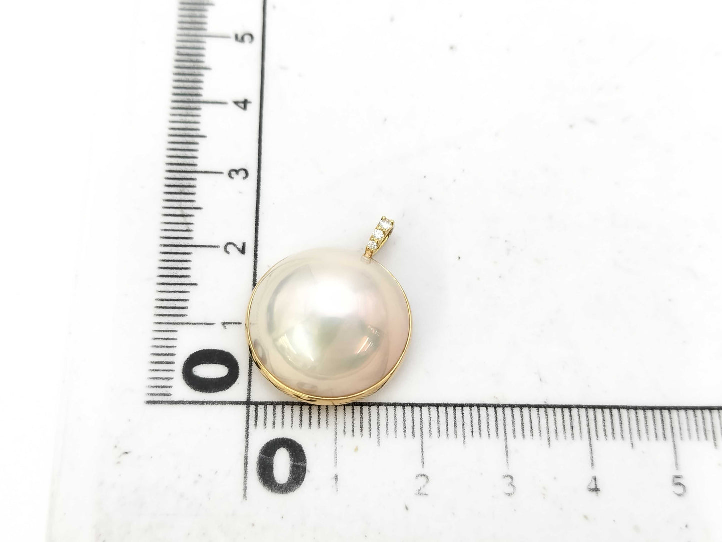 Mabe pearl pendant, approximately 18.1mm diameter, 0.03ct, 18K gold, 4.5g