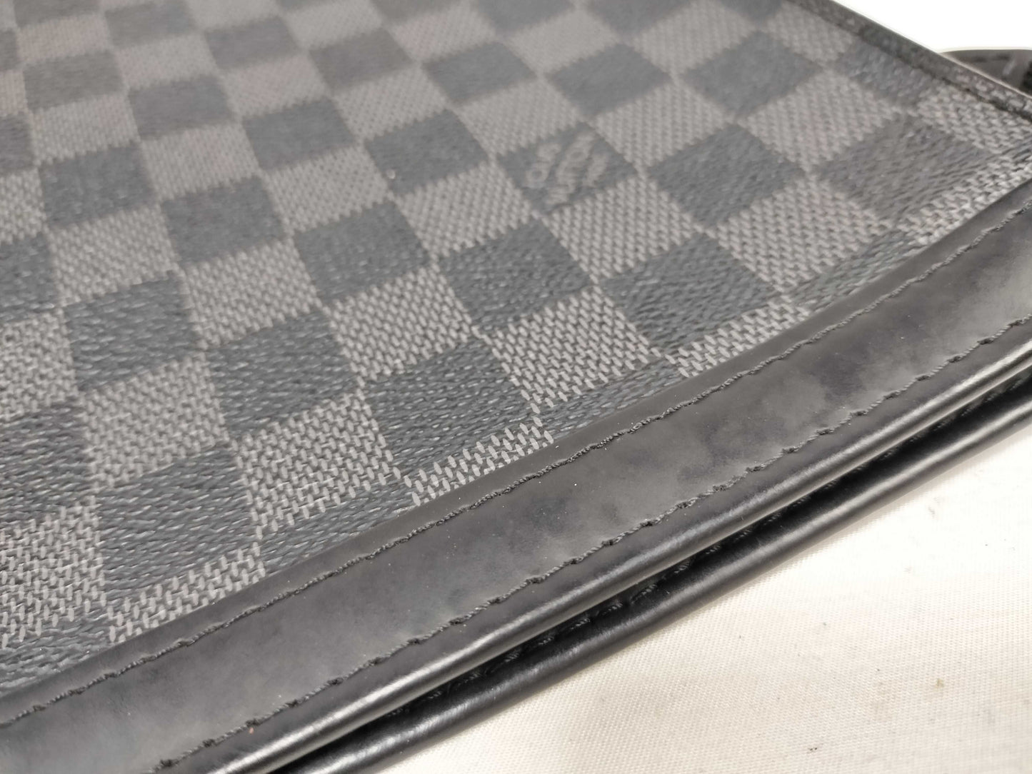 LOUIS VUITTON Damier Graphite ID - Louis Vuitton Damier Graphite Pochette Voyage MM N41696 Clutch Bag