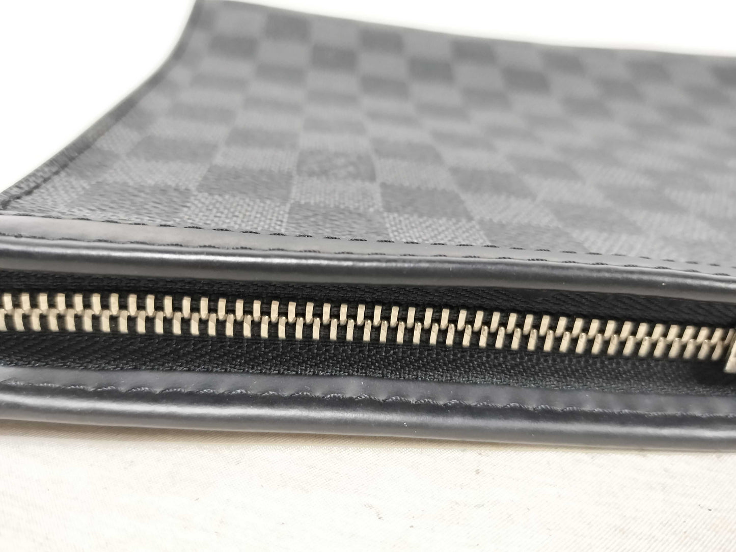LOUIS VUITTON Damier Graphite ID - Louis Vuitton Damier Graphite Pochette Voyage MM N41696 Clutch Bag