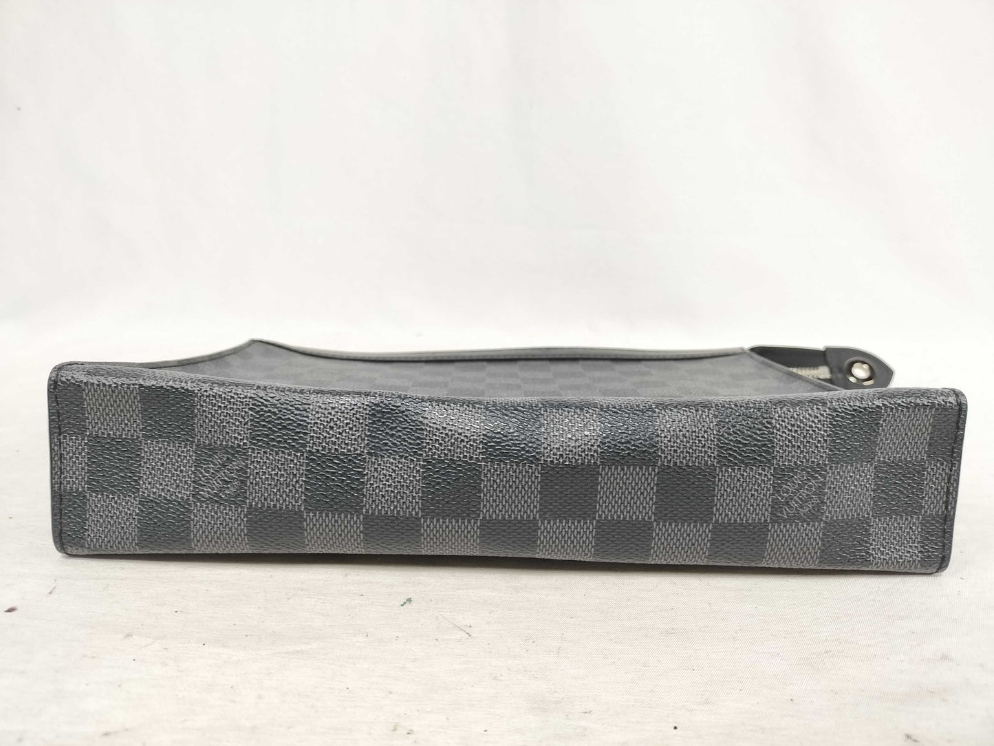 LOUIS VUITTON Damier Graphite ID - Louis Vuitton Damier Graphite Pochette Voyage MM N41696 Clutch Bag