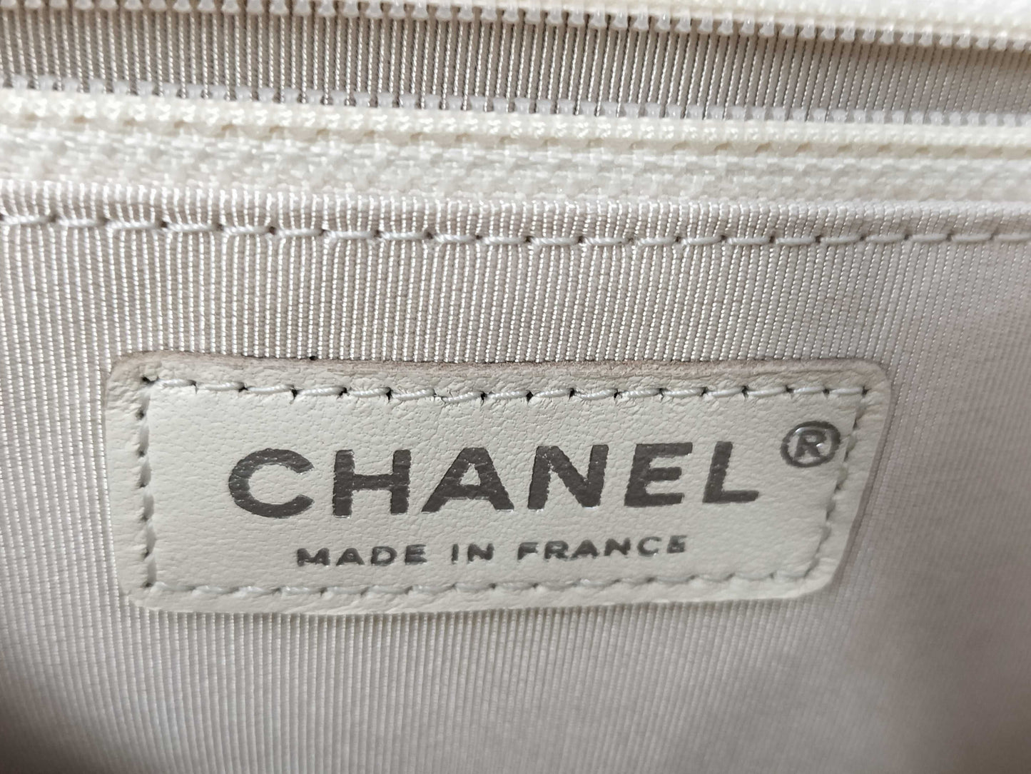 CHANEL CHANEL Seal 23 Series Boy Chanel V-Stitch Lambskin Chain Shoulder Bag Ivory