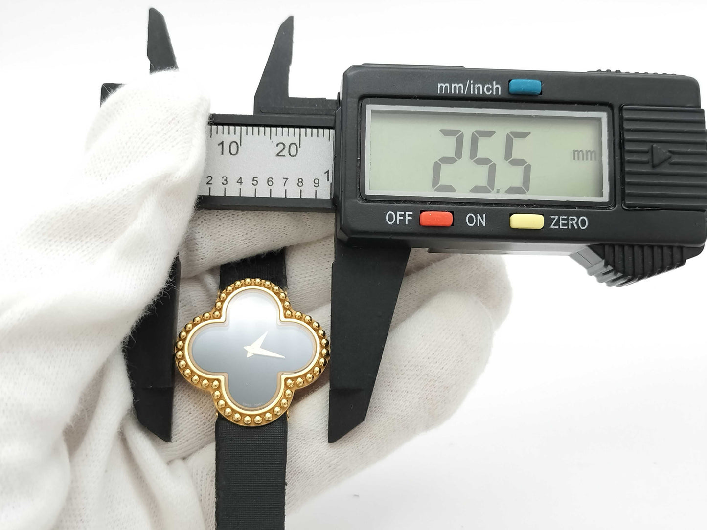 Van Cleef & Arpels Alhambra VCARD21900 136574 HH13560 Quartz 18K Onyx Women's Watch