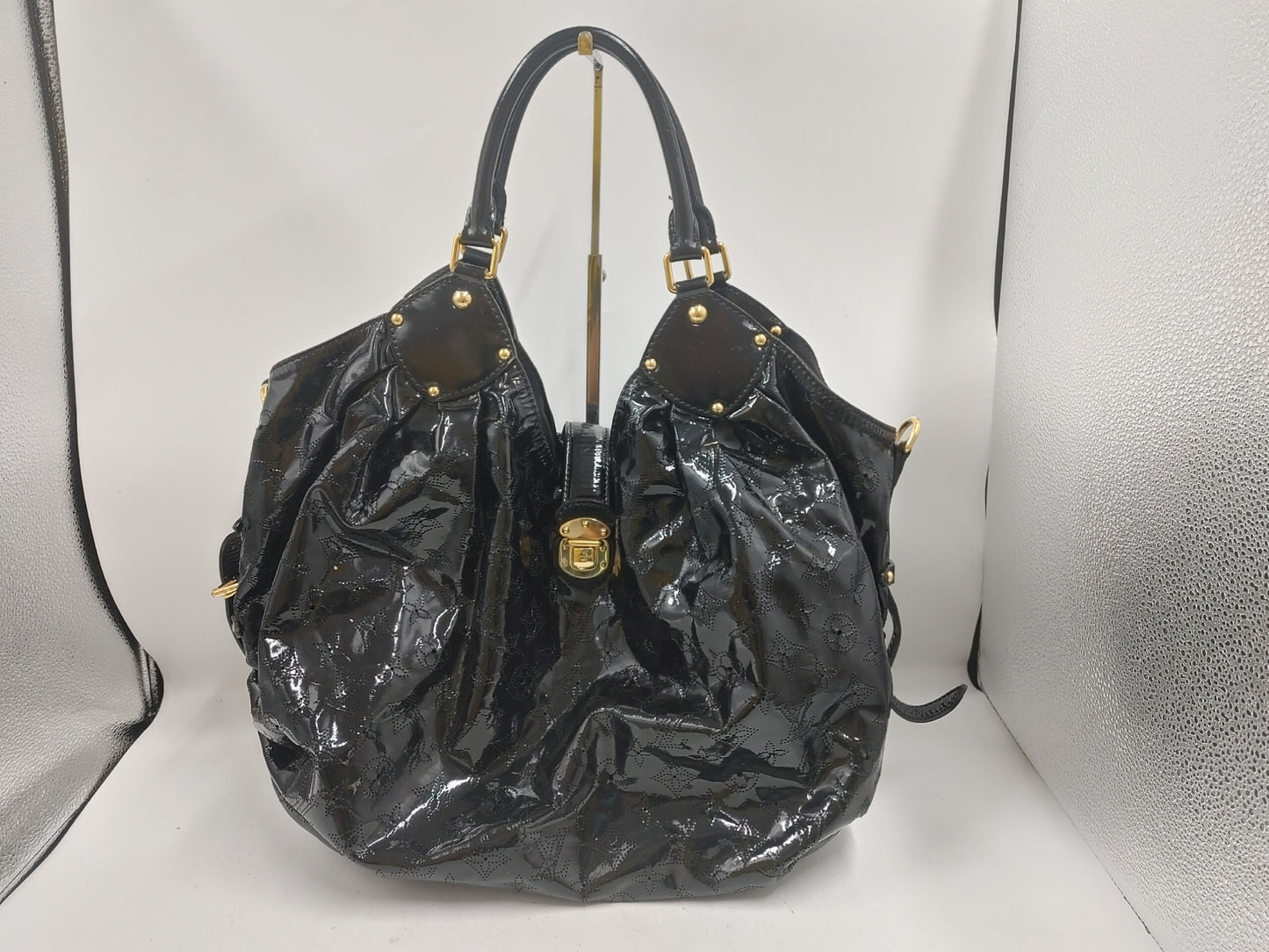 LOUIS VUITTON Monogram Mahina Surya L M95881 TH5018 Patent Leather Noir Shoulder Bag