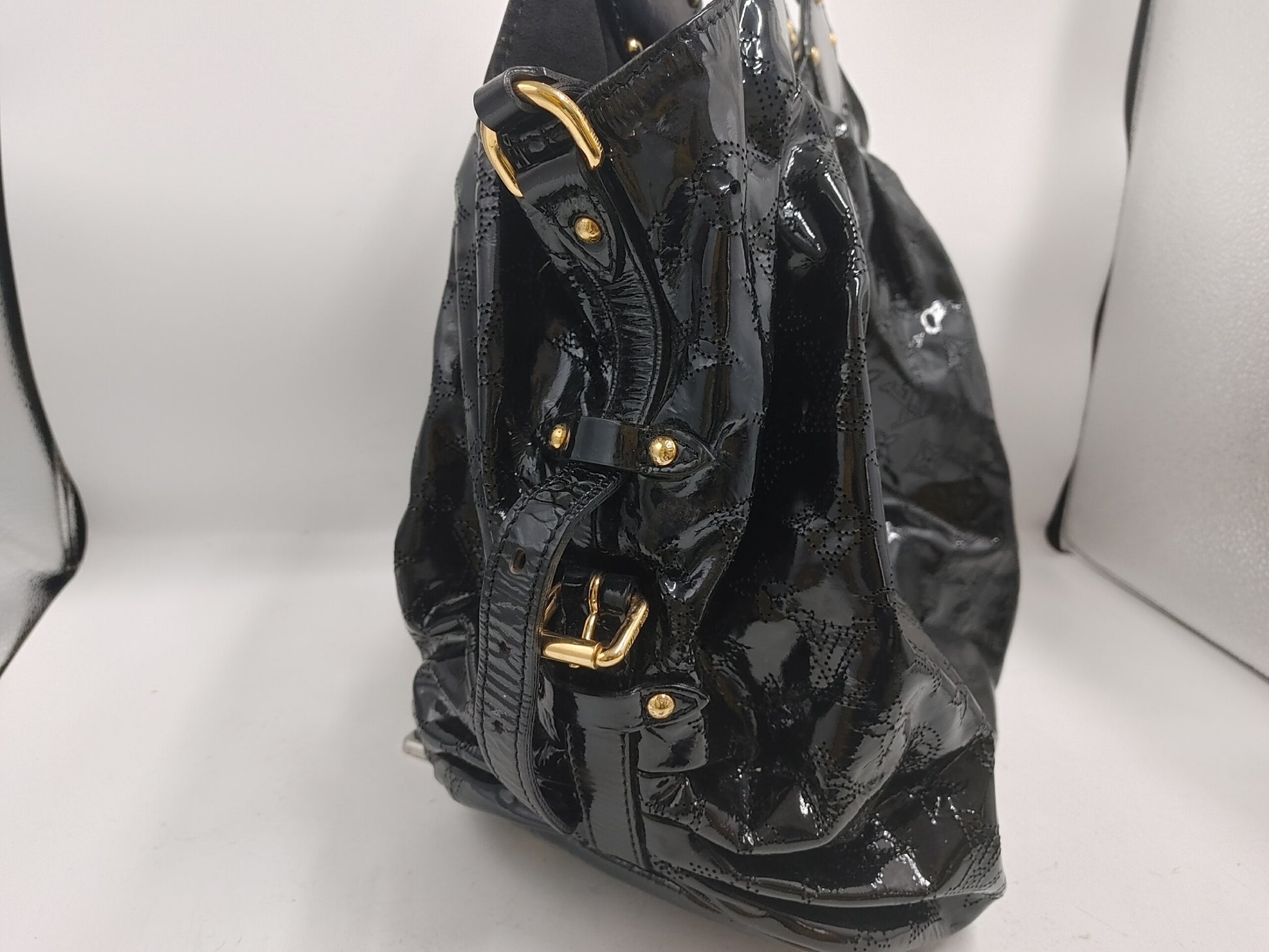 LOUIS VUITTON Monogram Mahina Surya L M95881 TH5018 Patent Leather Noir Shoulder Bag