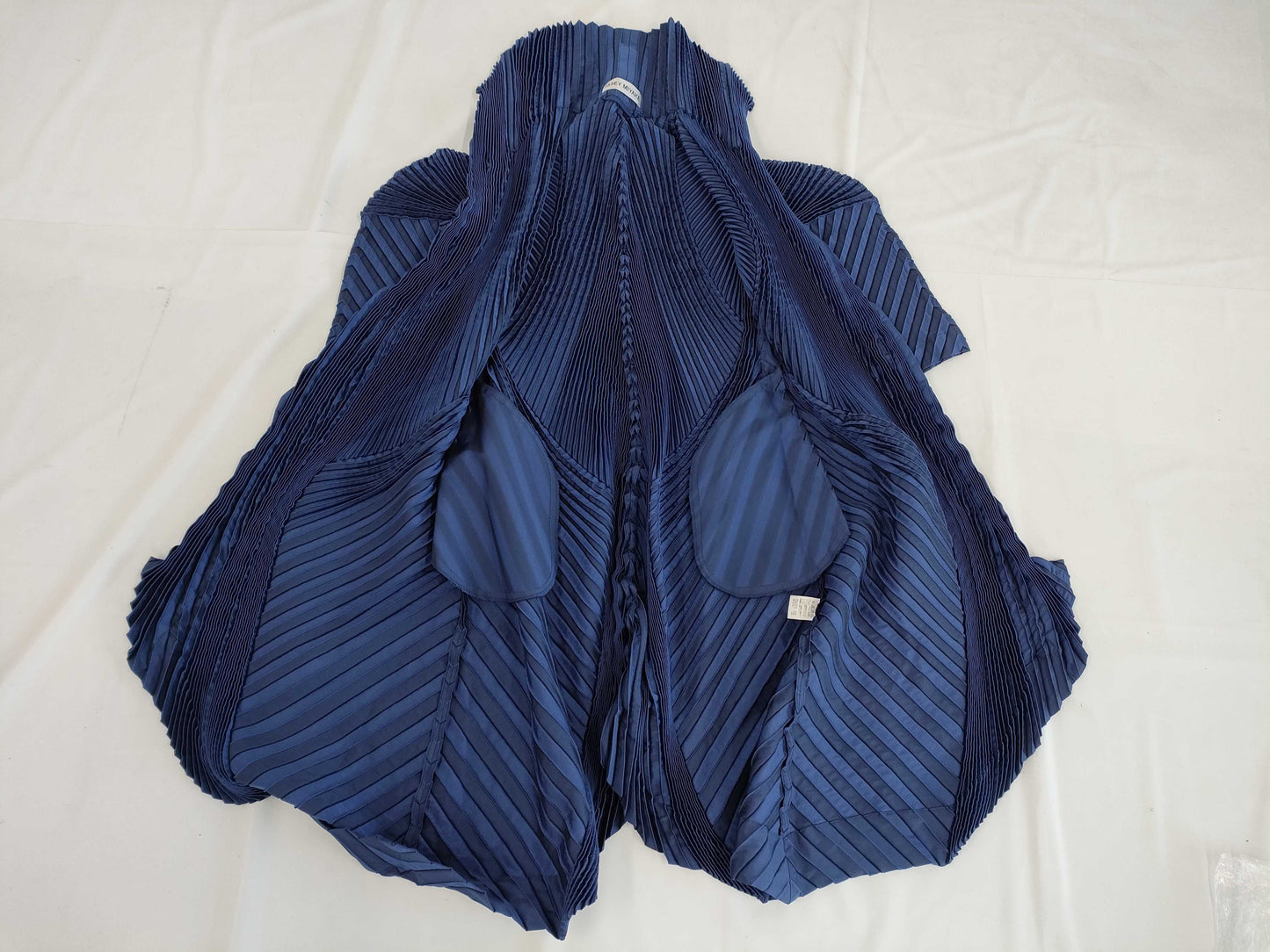 ISSEY MIYAKE 6759 ISSEY MIYAKE 2015 Collection Line Coat Beehive Coat