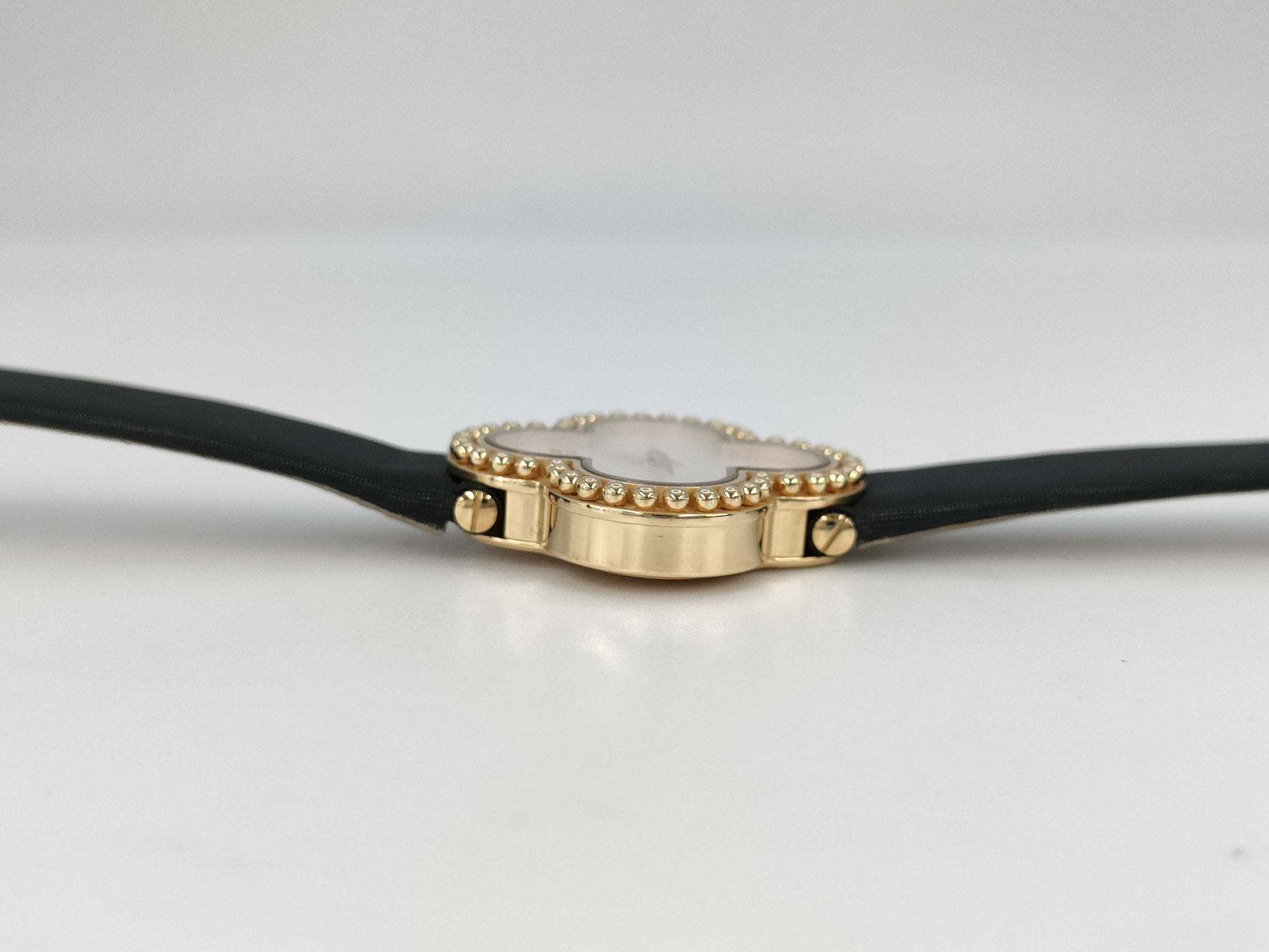 Van Cleef & Arpels Alhambra HH124039 136574 Quartz Shell Dial 18K Gold Women's Watch