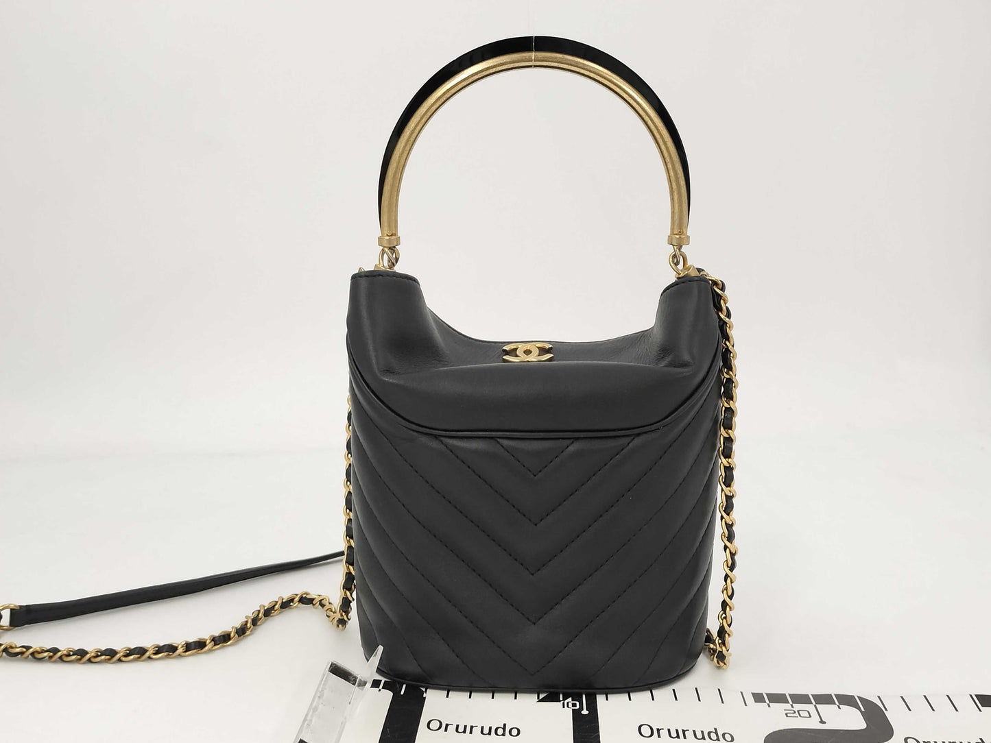 CHANEL Matelasse Chevron V-Stitch Shoulder Bag
