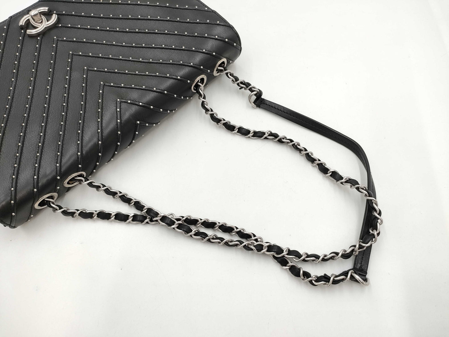 CHANEL CHANEL Chevron Chain Shoulder Bag in Calfskin with Silver Hardware