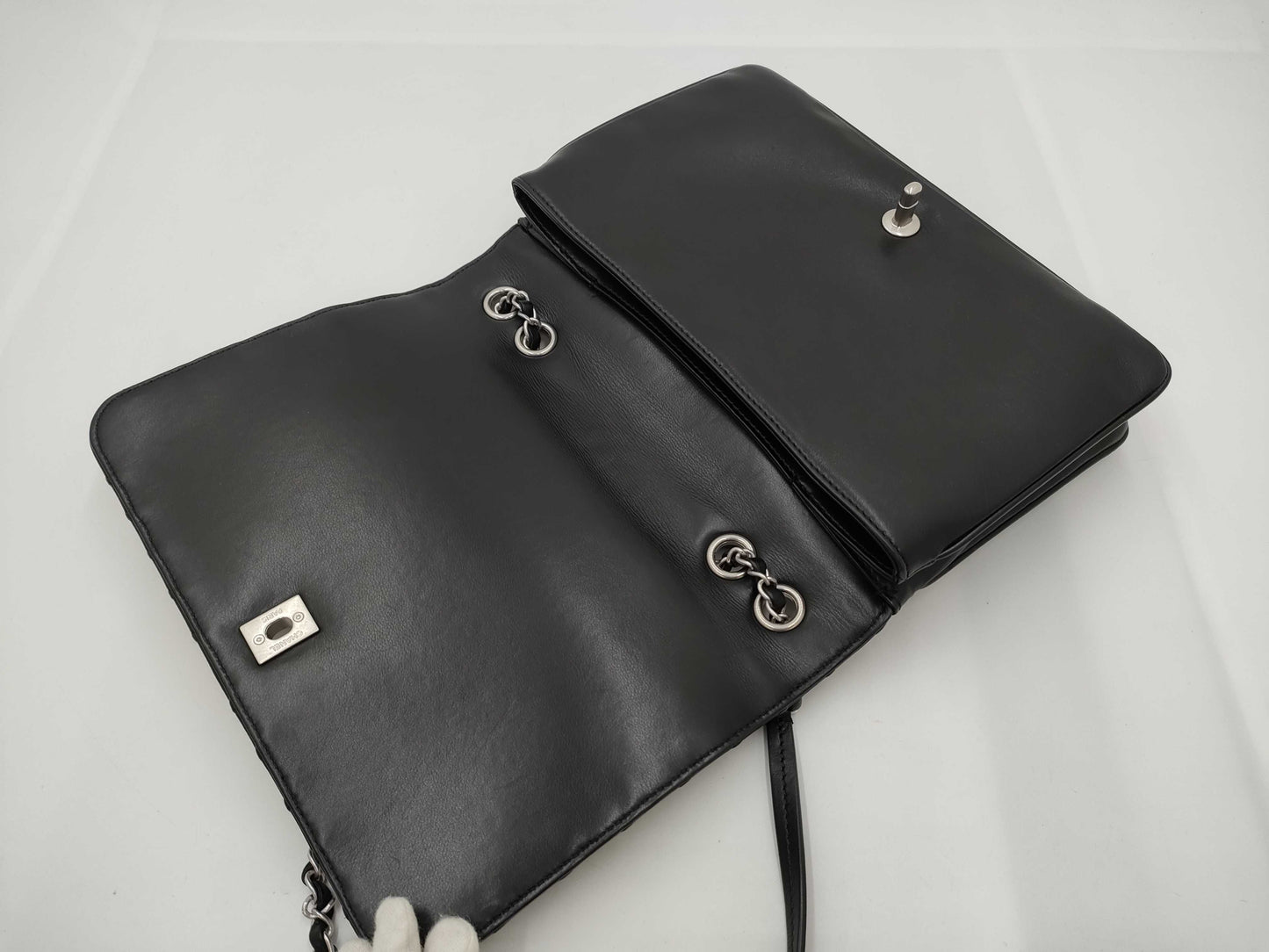 CHANEL CHANEL Chevron Chain Shoulder Bag in Calfskin with Silver Hardware