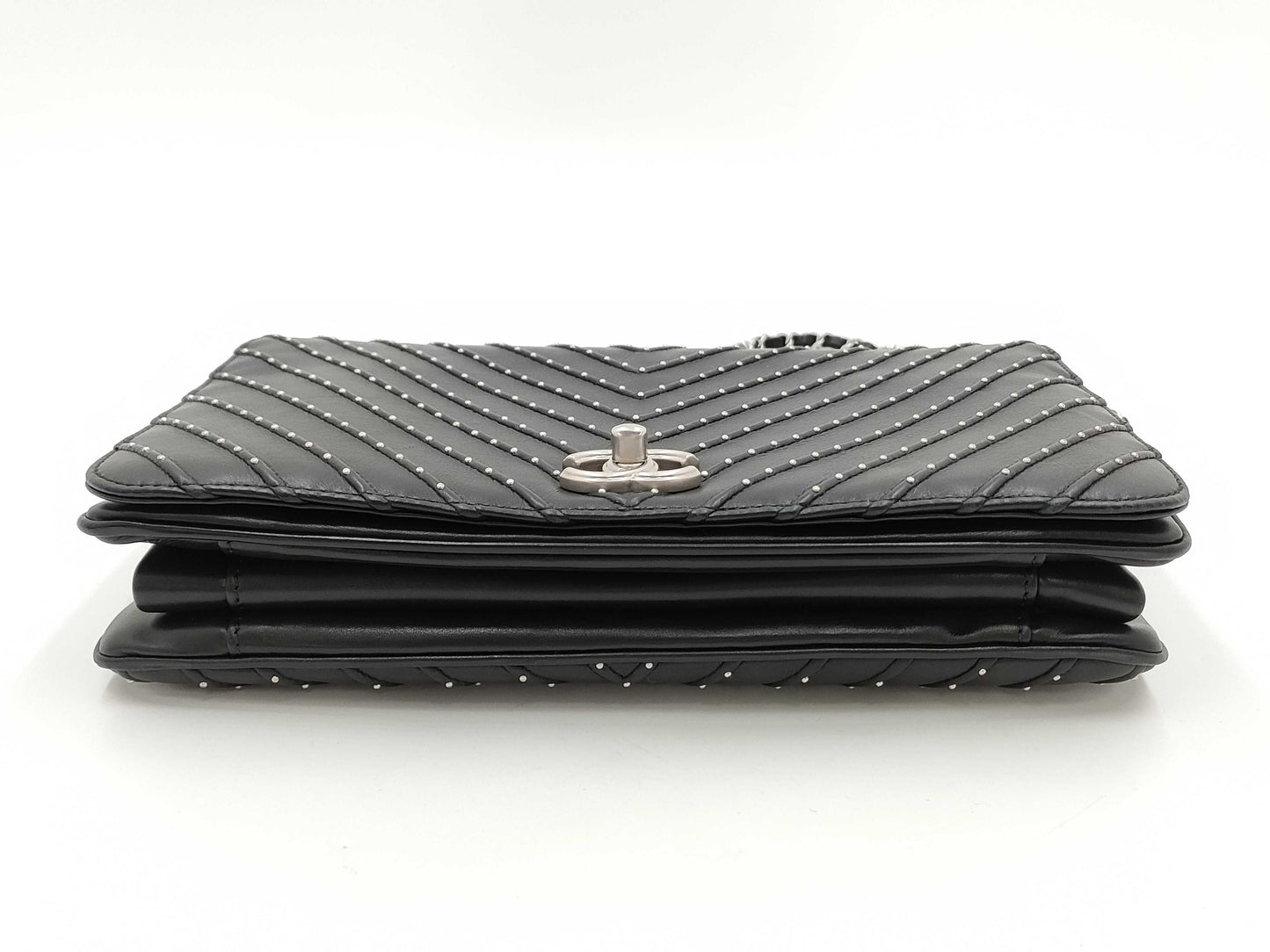 CHANEL CHANEL Chevron Chain Shoulder Bag in Calfskin with Silver Hardware