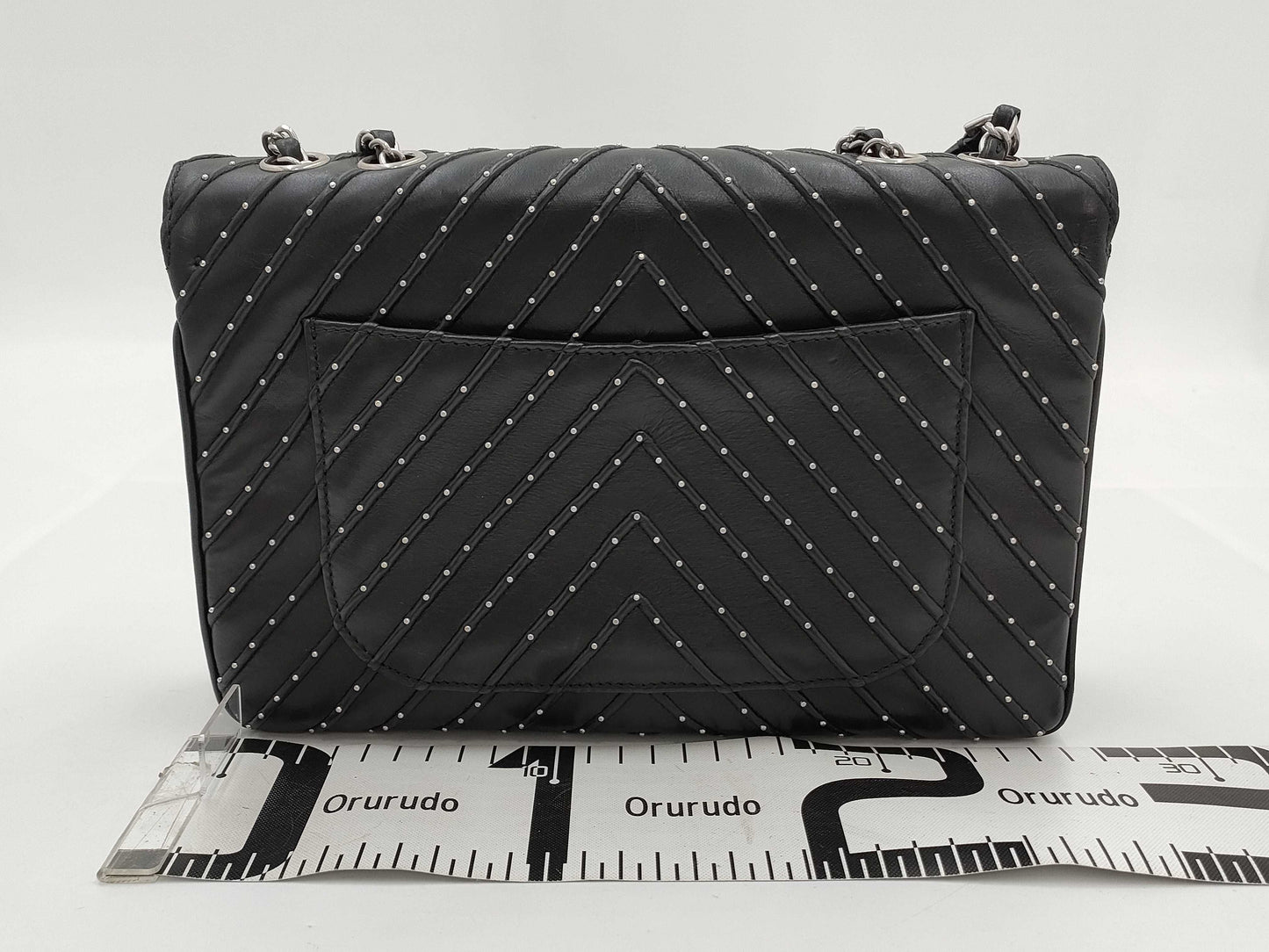 CHANEL CHANEL Chevron Chain Shoulder Bag in Calfskin with Silver Hardware