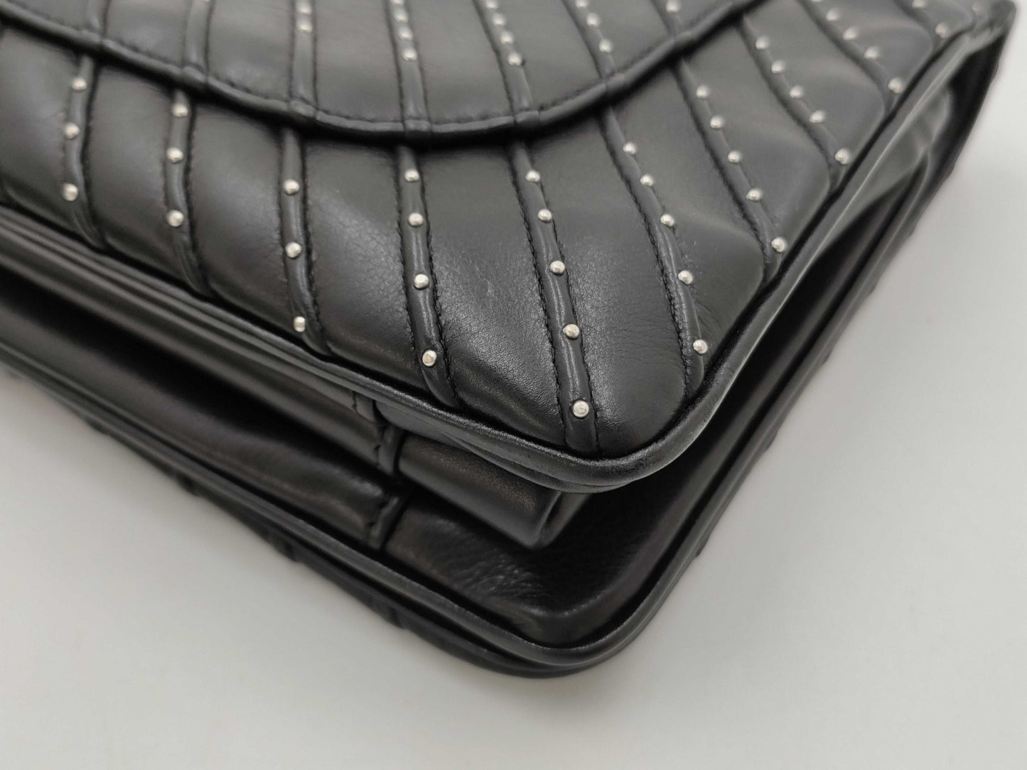 CHANEL CHANEL Chevron Chain Shoulder Bag in Calfskin with Silver Hardware