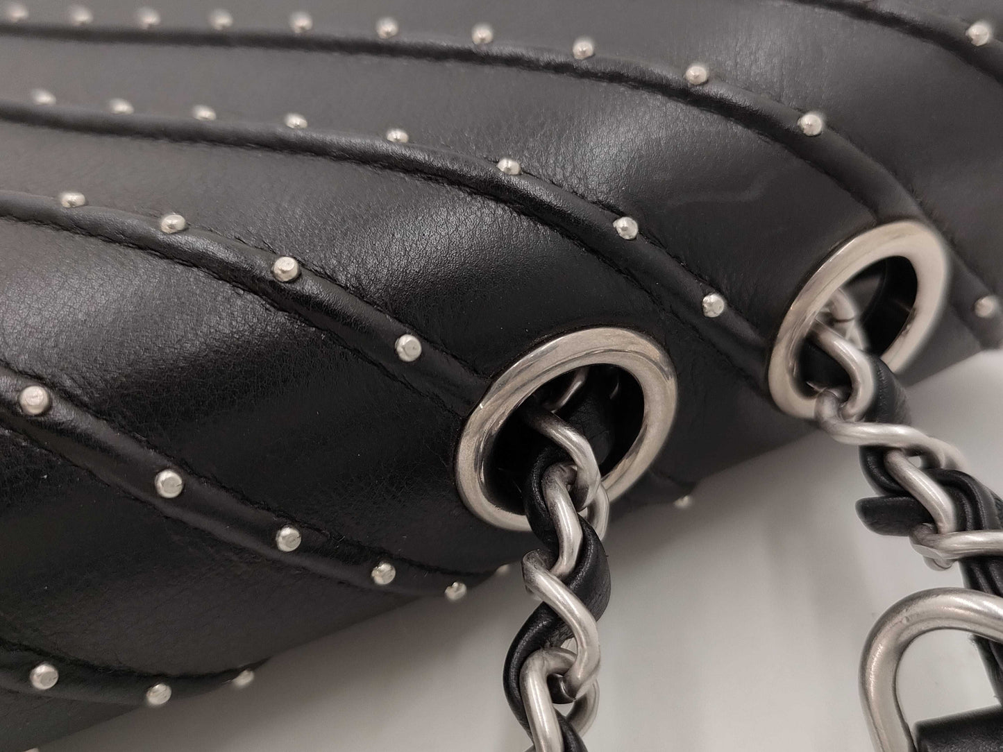 CHANEL CHANEL Chevron Chain Shoulder Bag in Calfskin with Silver Hardware