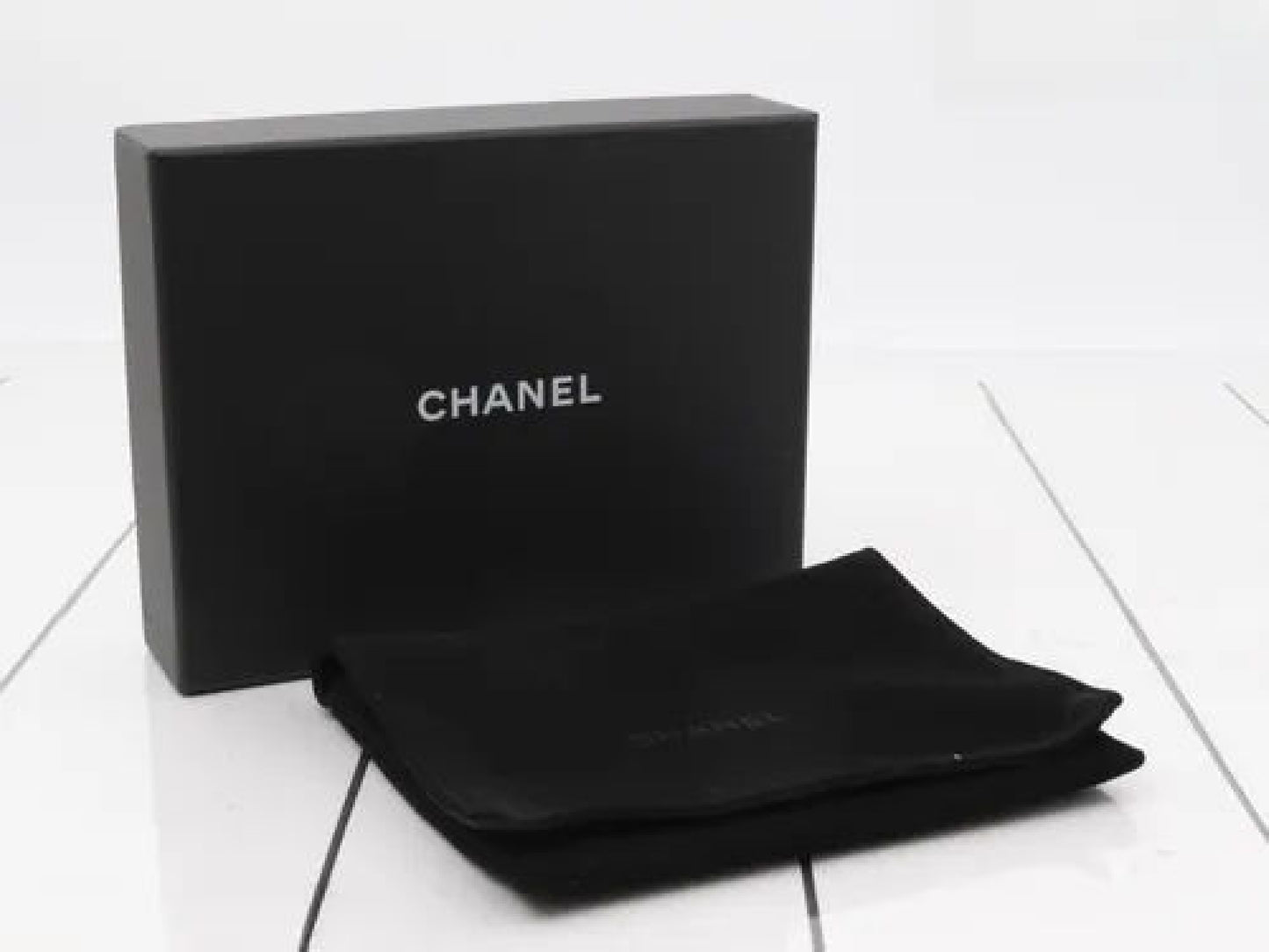 CHANEL White Patent Goatskin Makeup Box Clutch with Chain Shoulder Bag