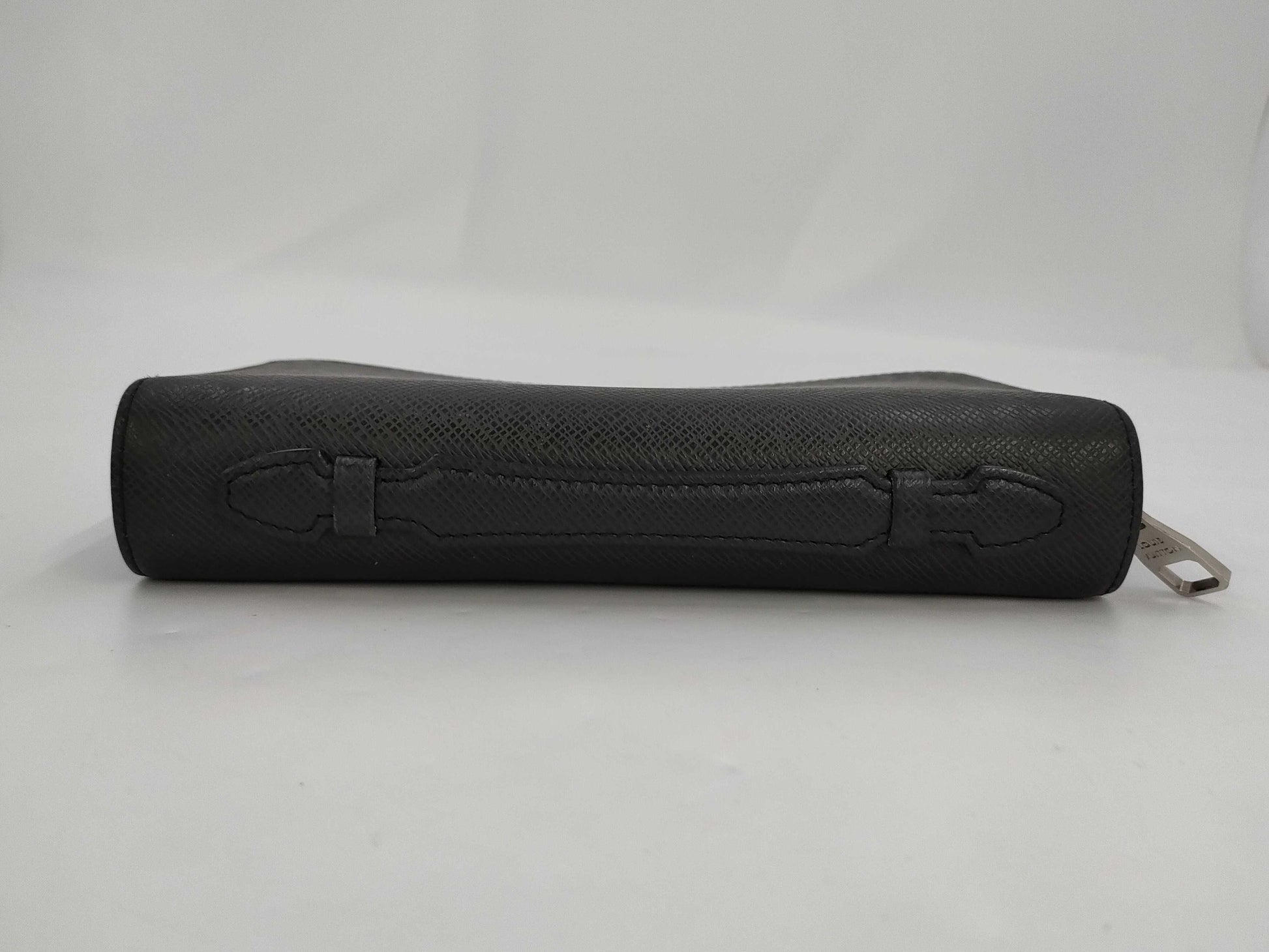 LOUIS VUITTON Taiga Zippy XL Wallet