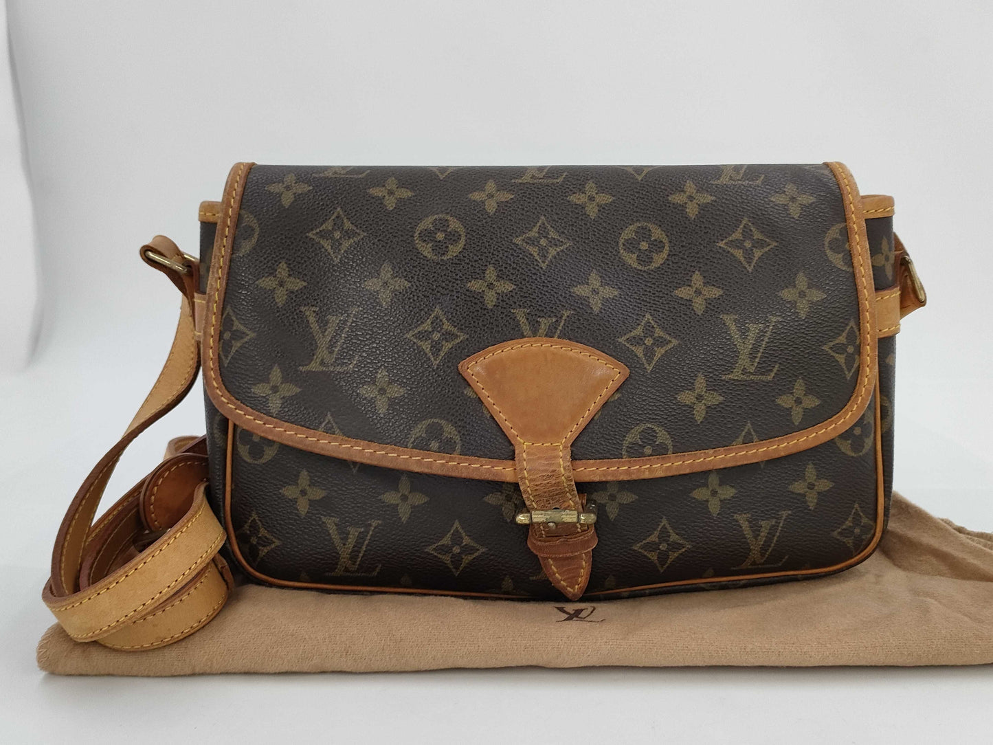 LOUIS VUITTON Solo-Nue Shoulder Bag