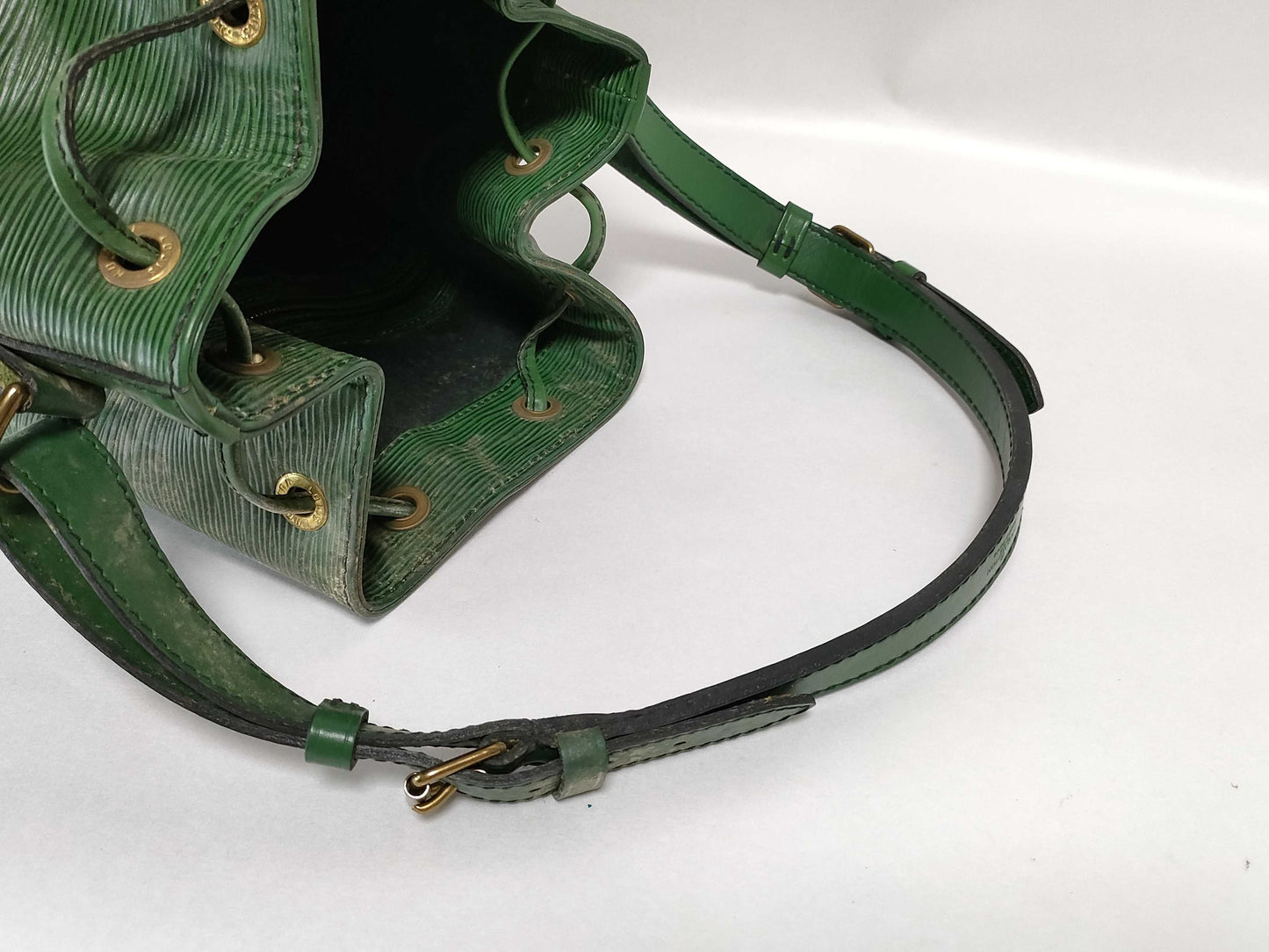 LOUIS VUITTON Epi LV Epi Noe M44004 884A2 Shoulder Bag
