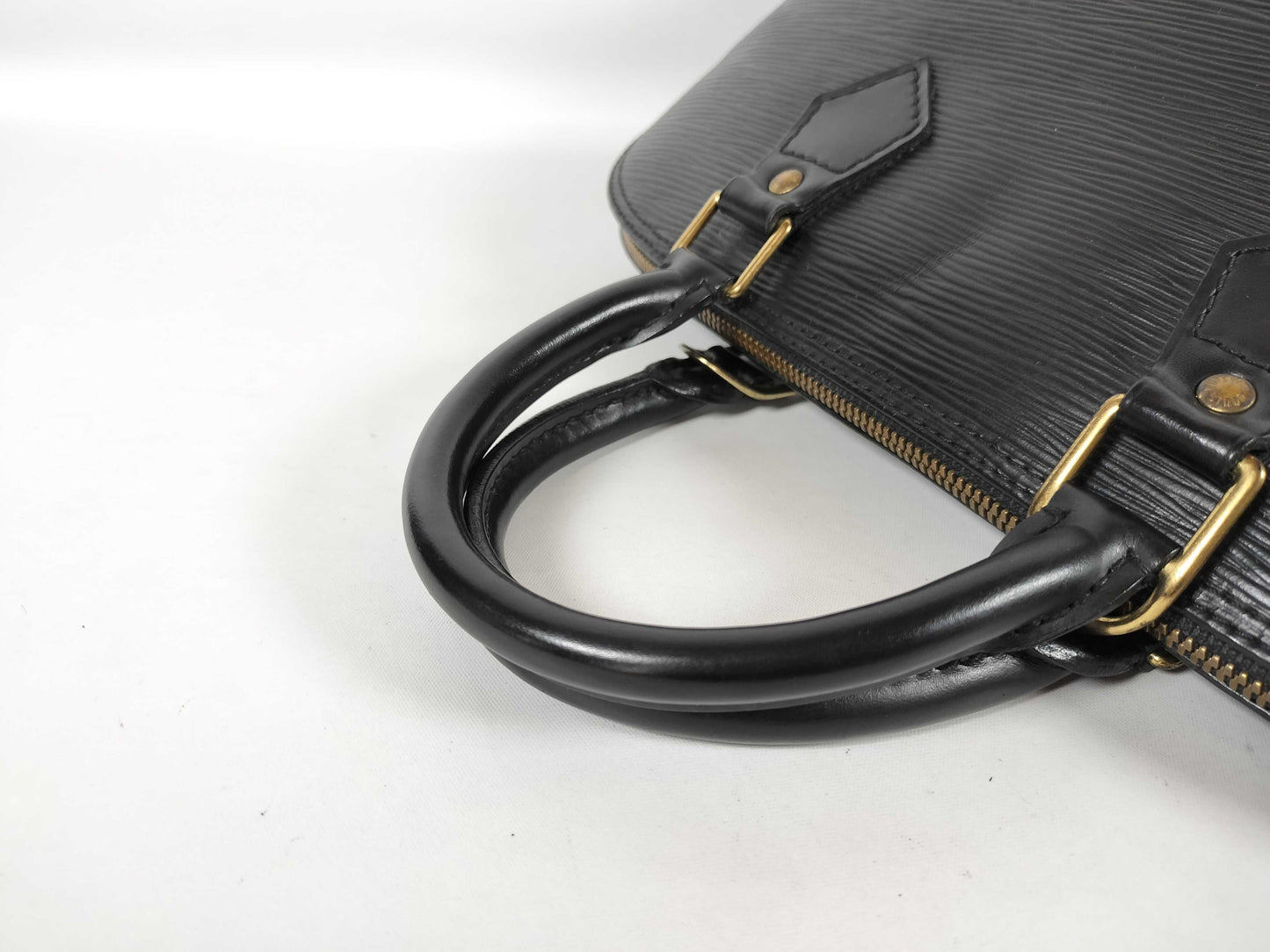 LOUIS VUITTON Epi Alma Epi Handbag