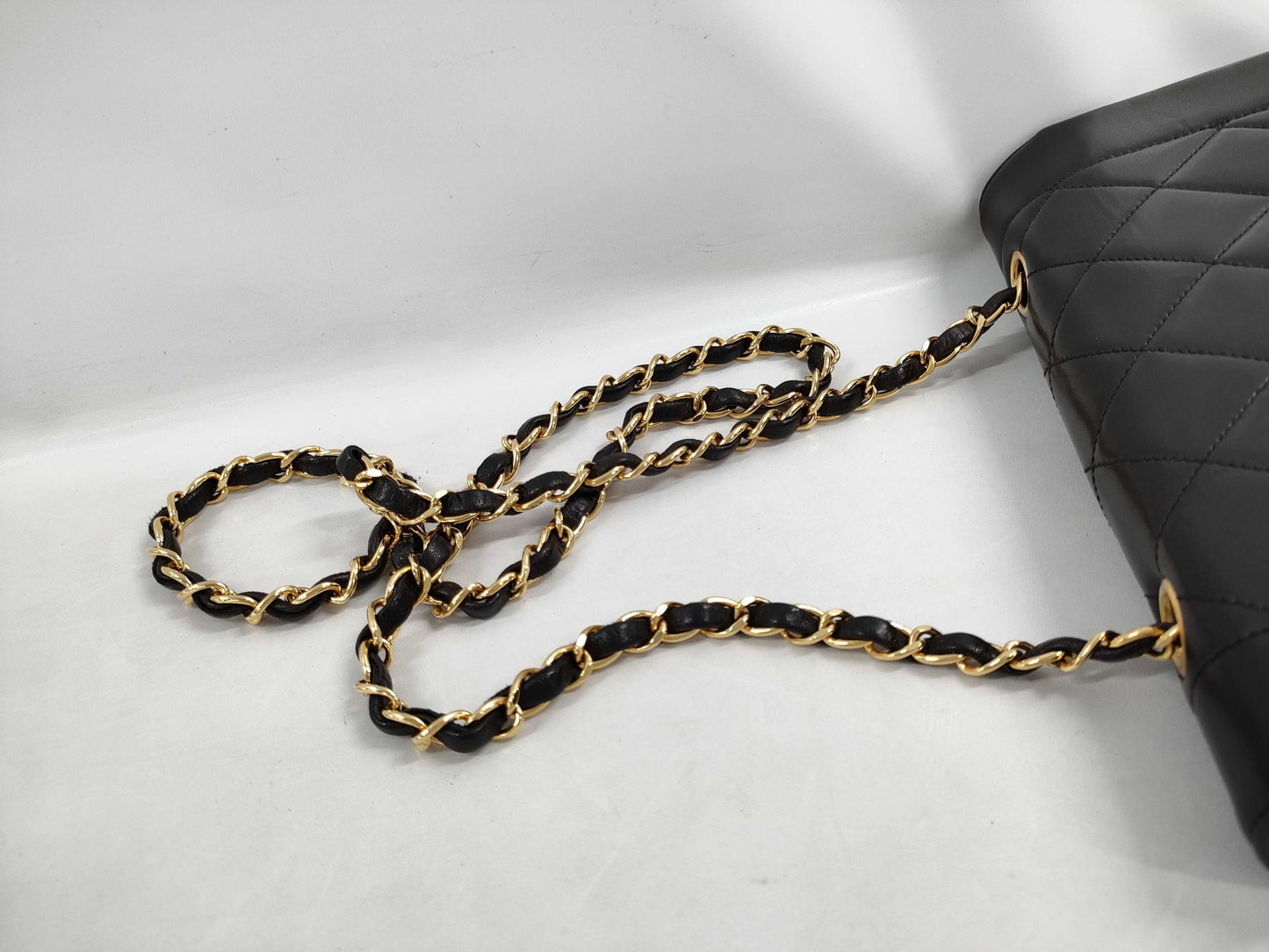 CHANEL Diana 22 Chain Shoulder Bag