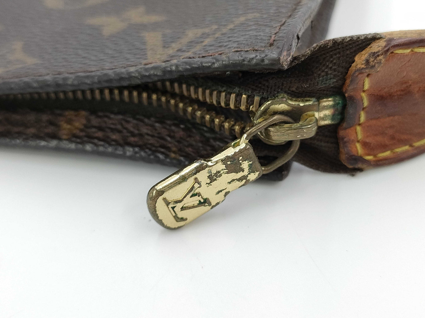 LOUIS VUITTON Monogram Bucket Pouch