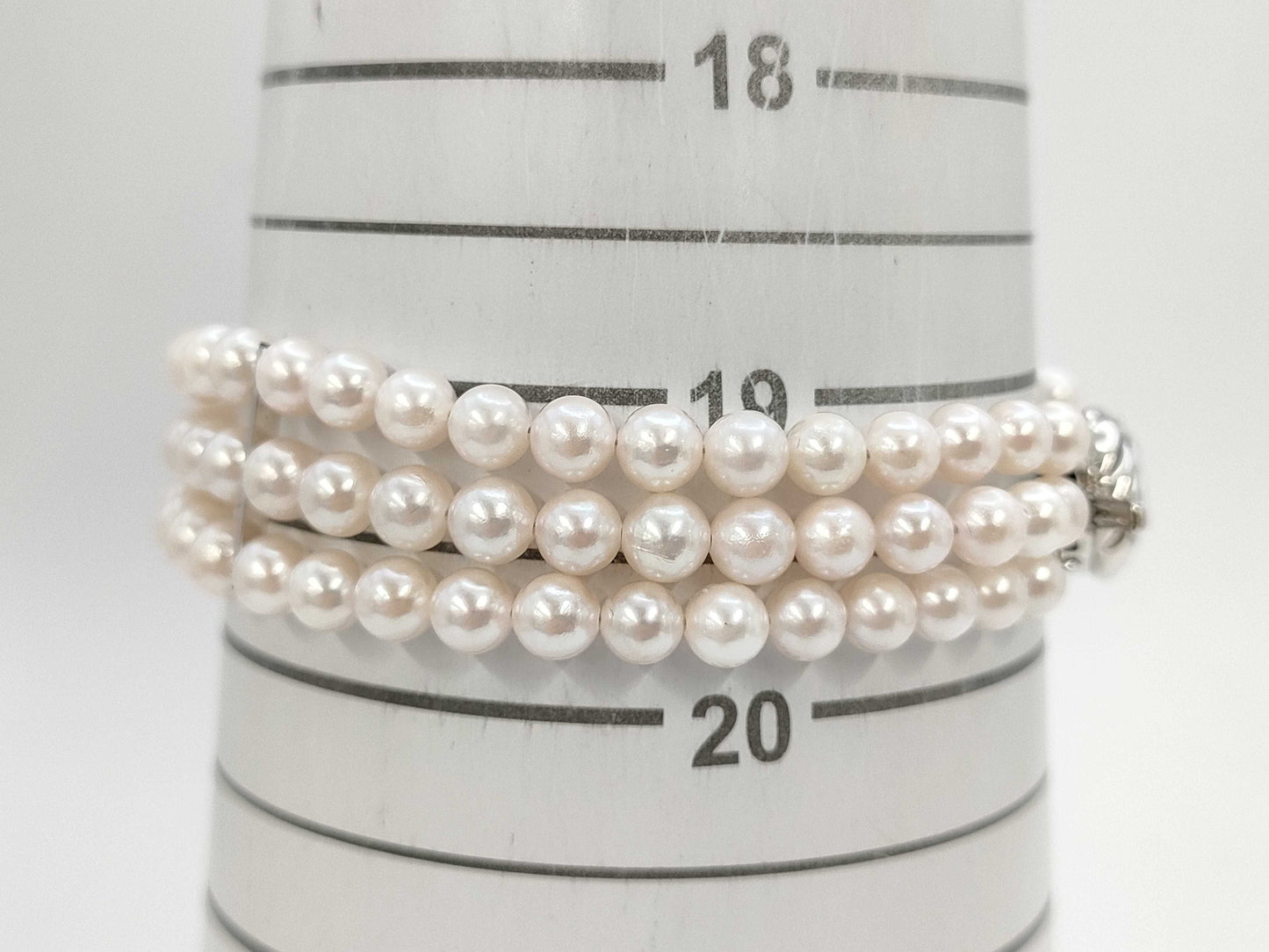 3-strand pearl bracelet, approximately 5.0-5.4mm diameter, 25.5g, made of sterling silver.