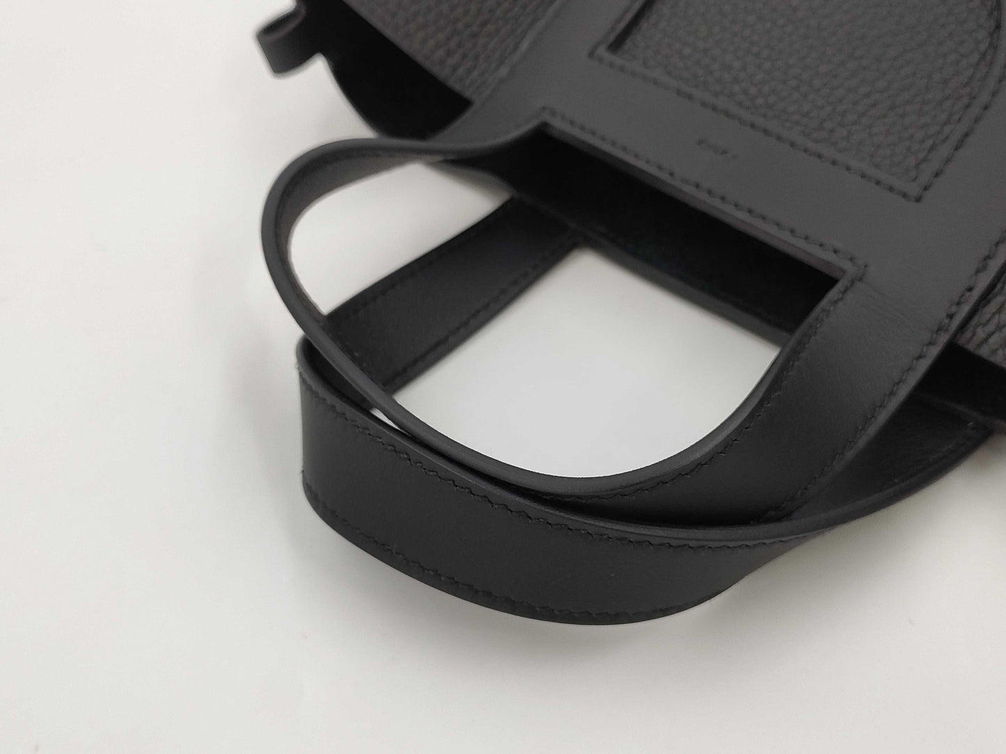 HERMES In the Loop 18 Noir Handbag with Gold Hardware and K Stamp