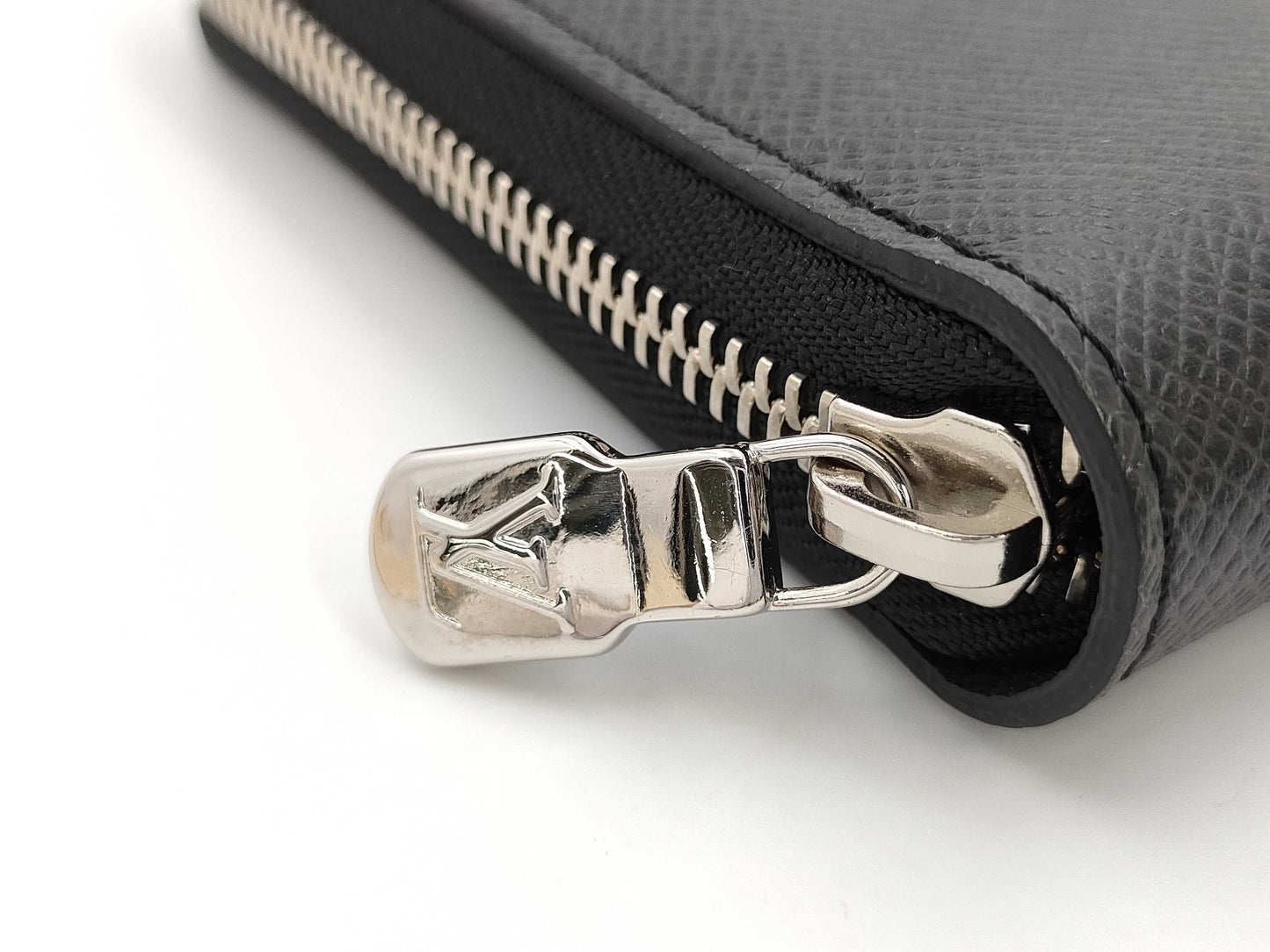 LOUIS VUITTON Taiga Zippy Organizer Wallet