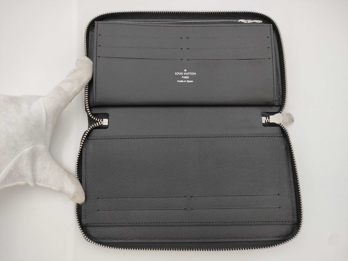 LOUIS VUITTON Taiga Zippy Organizer Wallet