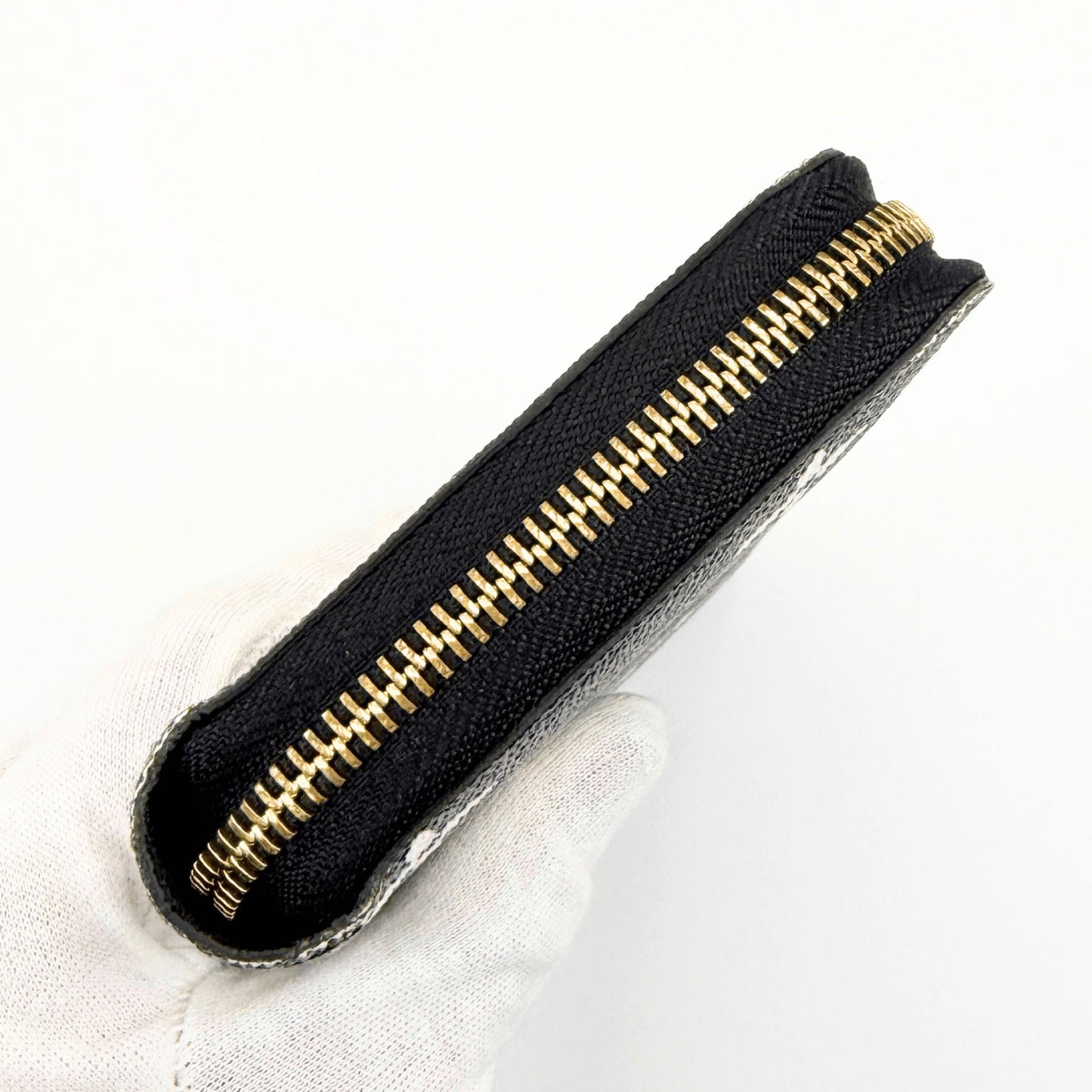 LOUIS VUITTON Wild at Heart Zippy Wallet M80683 Wallet