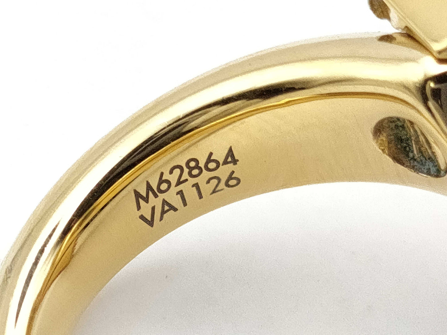 LOUIS VUITTON Essential V Ring