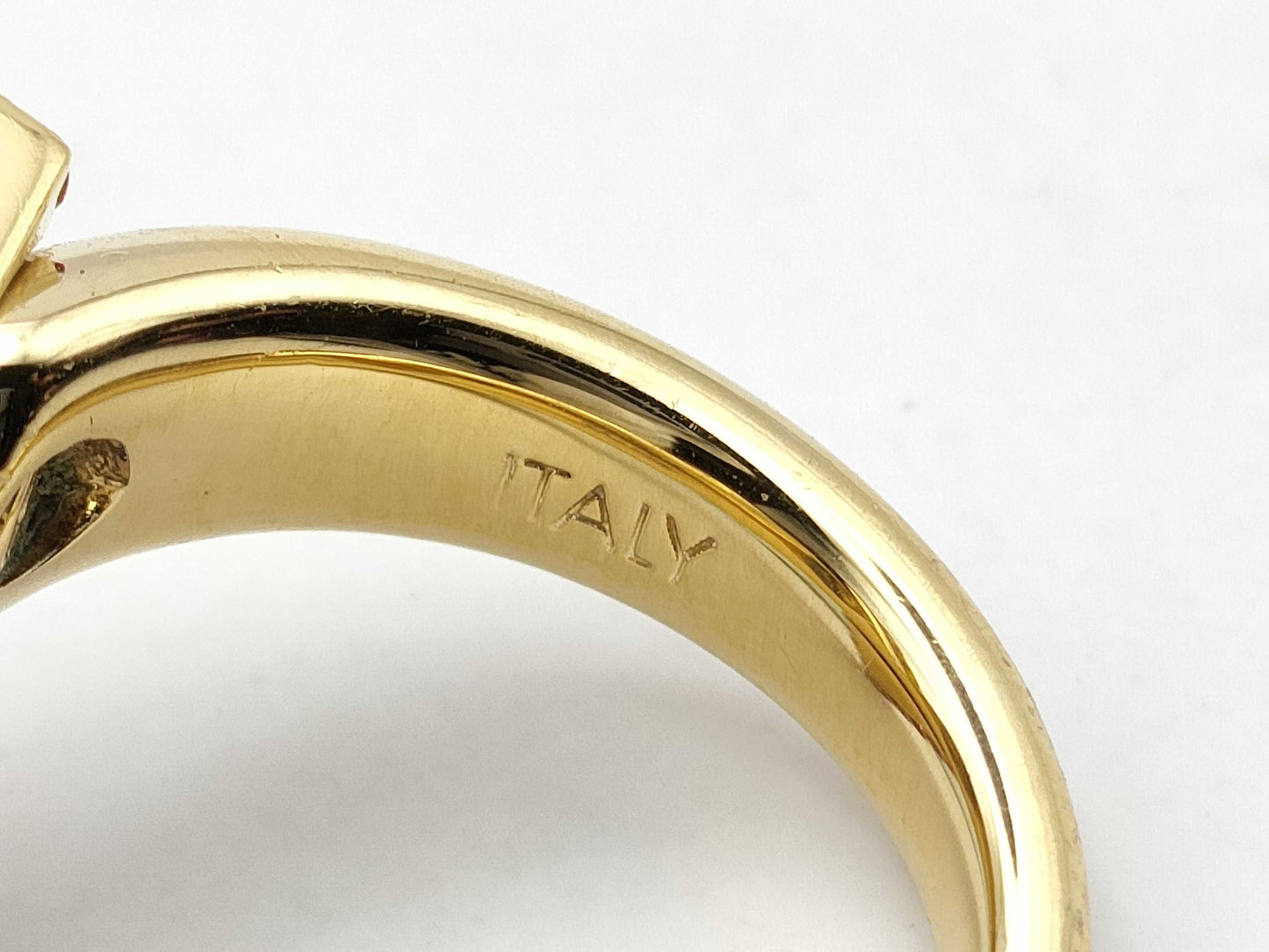 LOUIS VUITTON Essential V Ring