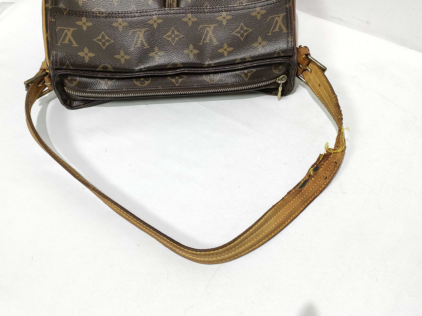LOUIS VUITTON Monogram Vuitton Monogram Vivacite MM M51164 DU0935 Scratch Thread Shoulder Damage Shoulder Bag
