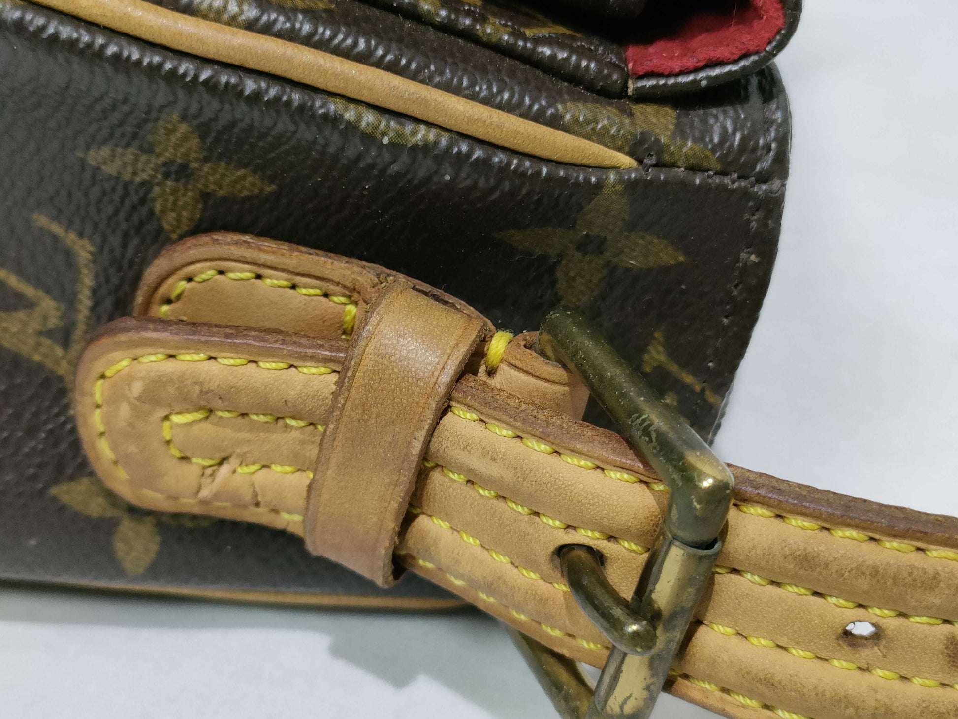 LOUIS VUITTON Monogram Vuitton Monogram Vivacite MM M51164 DU0935 Scratch Thread Shoulder Damage Shoulder Bag