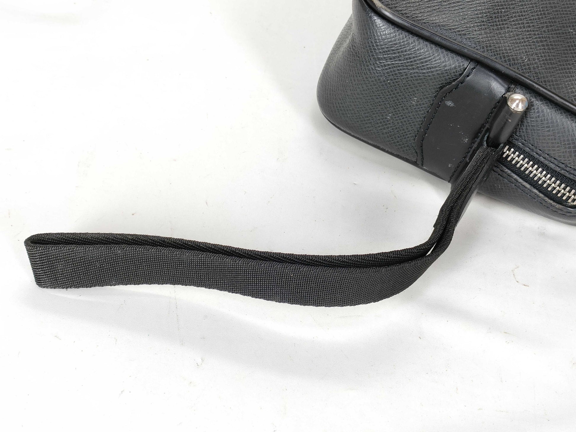 LOUIS VUITTON Taiga Vuitton Taiga Kaluga M30812 Clutch Bag