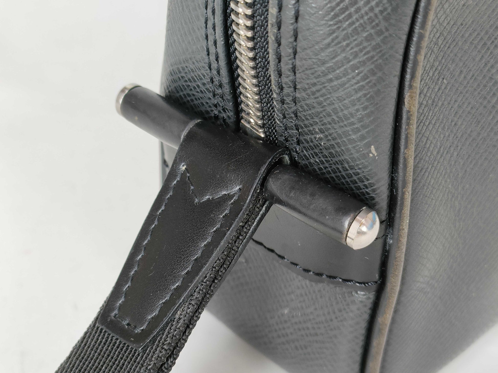 LOUIS VUITTON Taiga Vuitton Taiga Kaluga M30812 Clutch Bag
