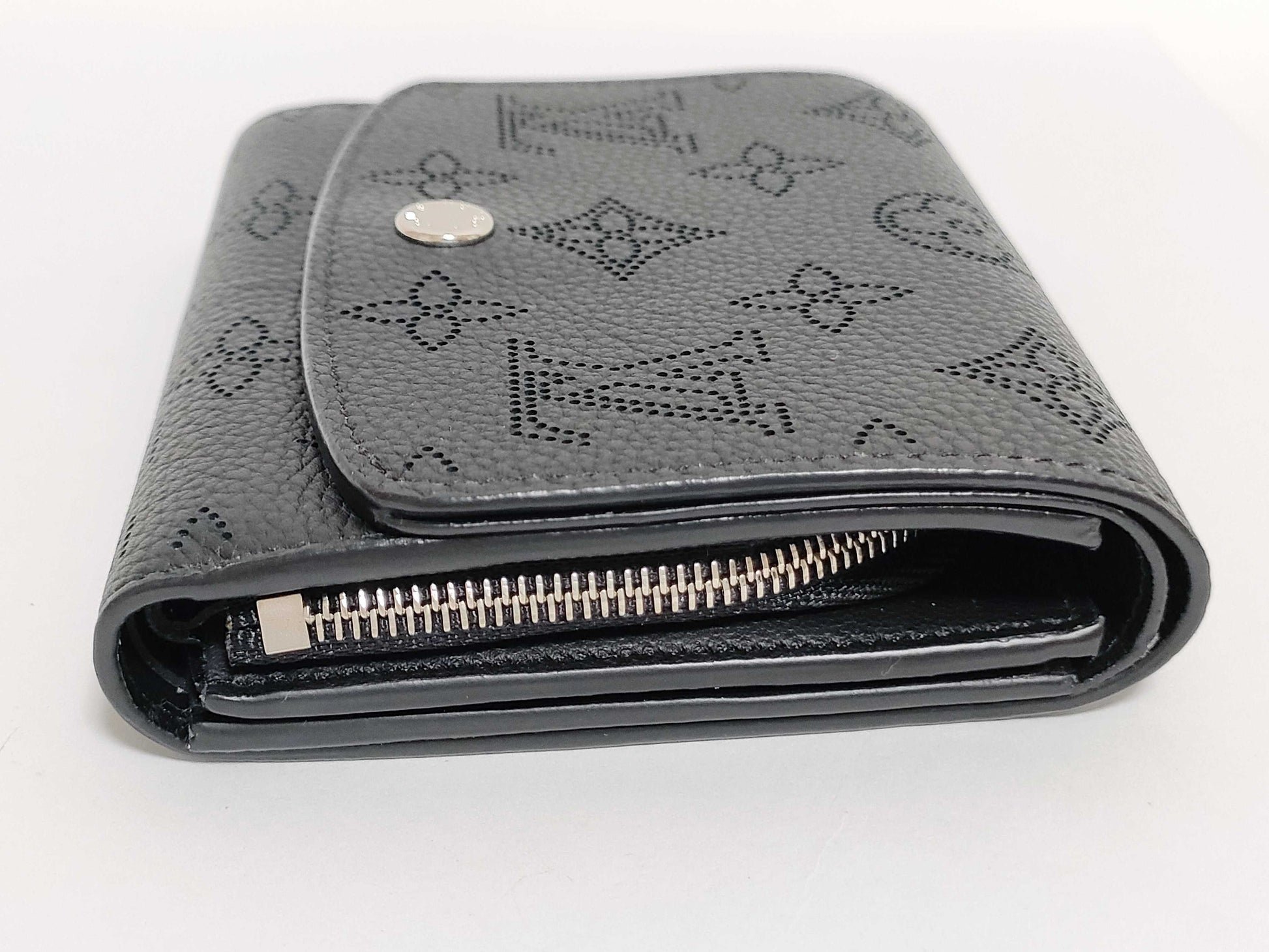 LOUIS VUITTON Mahina Monogram Punched Folding Wallet IC Reactive Wallet