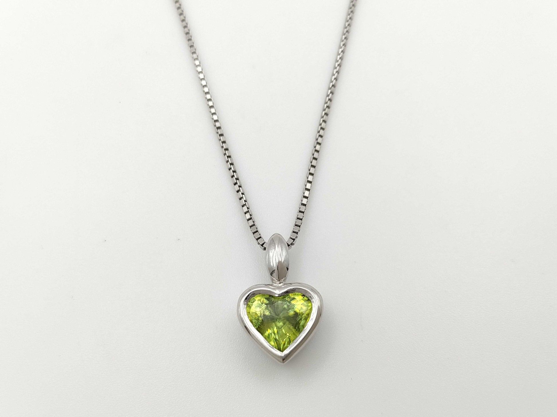 Sphene 3.428ct PT900/850 13.8g Necklace