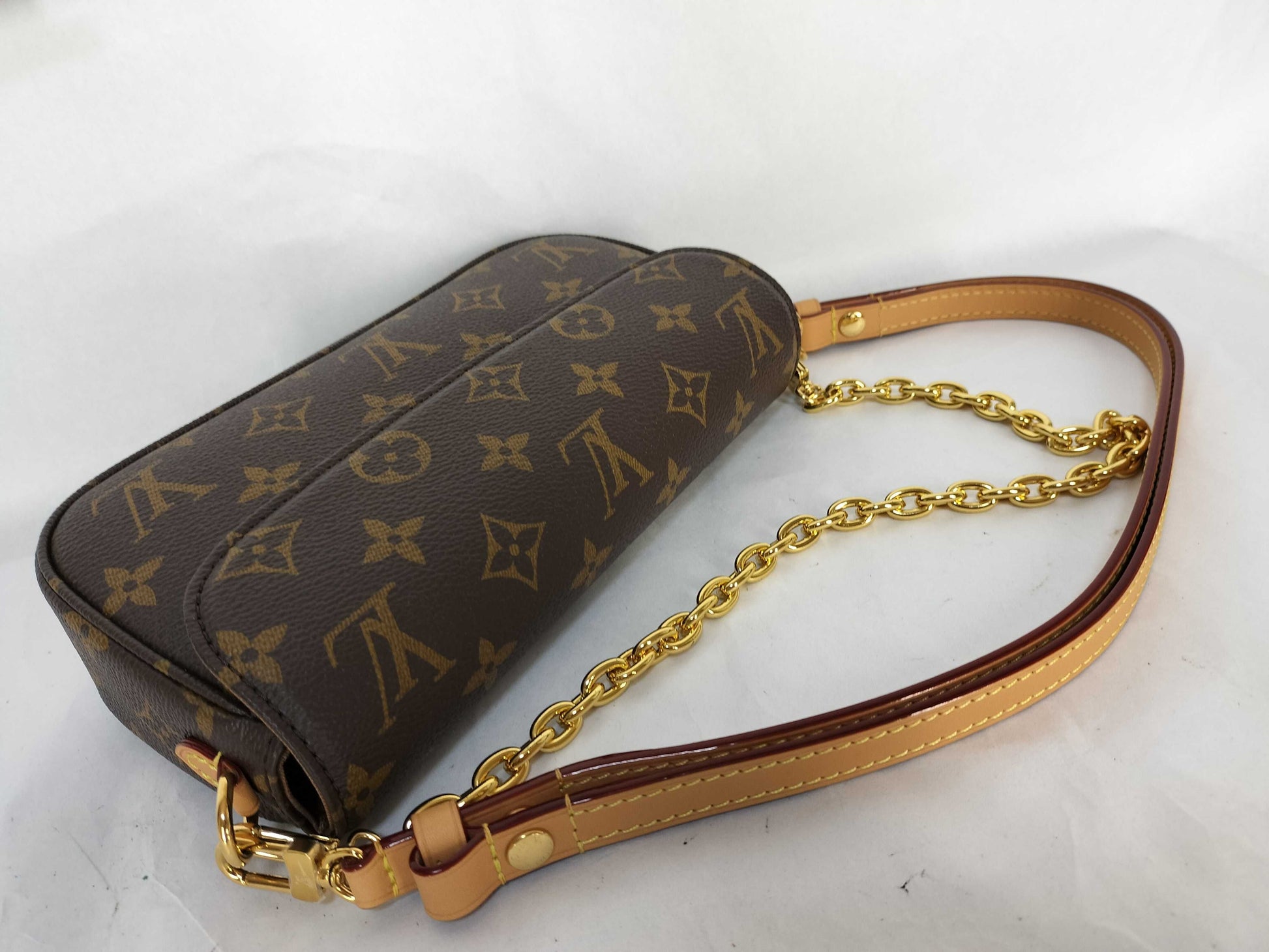 LOUIS VUITTON Monogram LOUIS VUITTON Louis Vuitton Wallet On-Chain Ivy Monogram RFID Model 2WAY Shoulder Bag M81911 Shoulder Bag