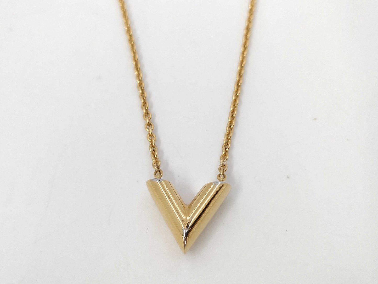 LOUIS VUITTON Essential Necklace
